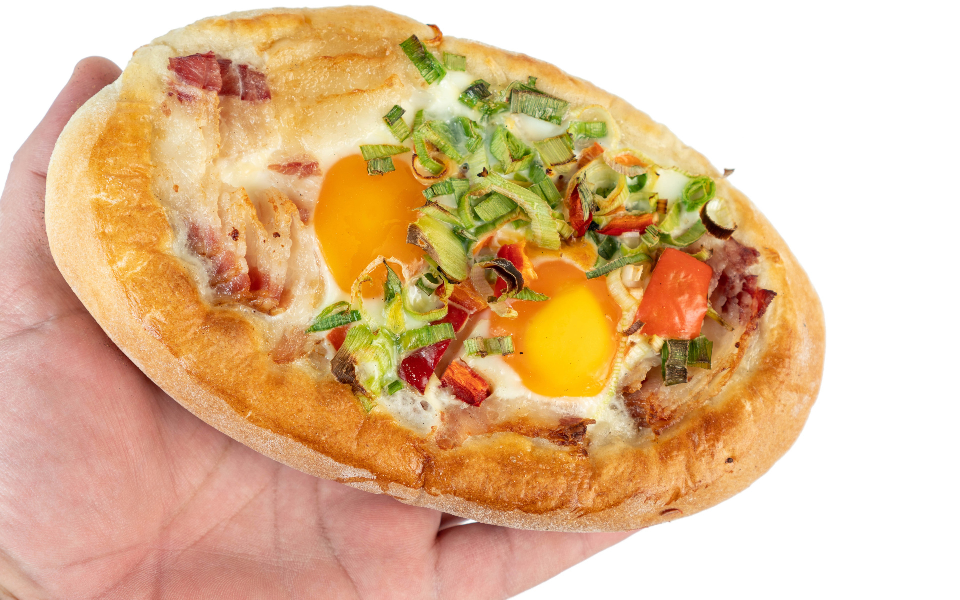 Вкусный свежий хачапури с яйцом и беконом в руке