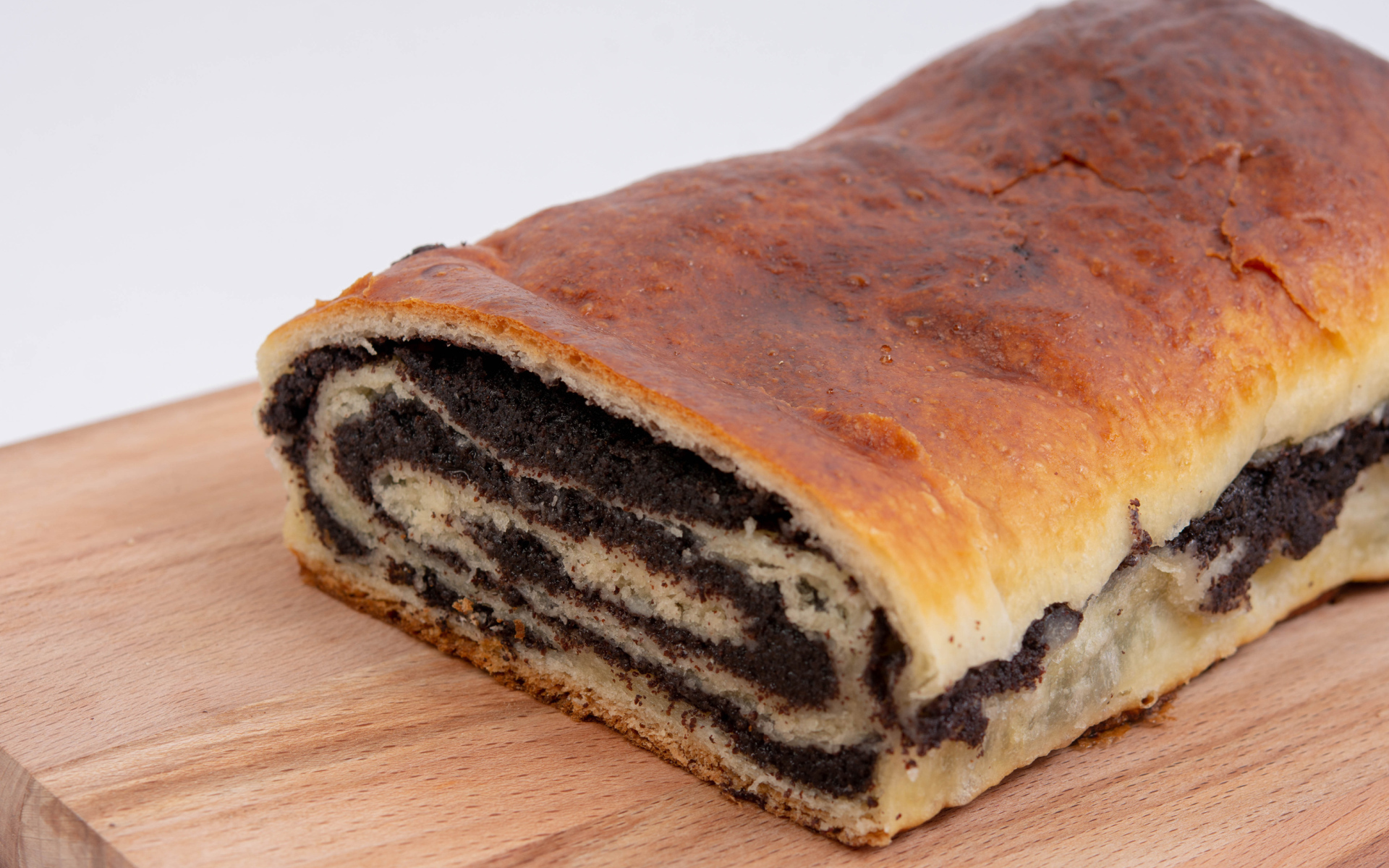 Вкусный сладкий рулет с маком на столе