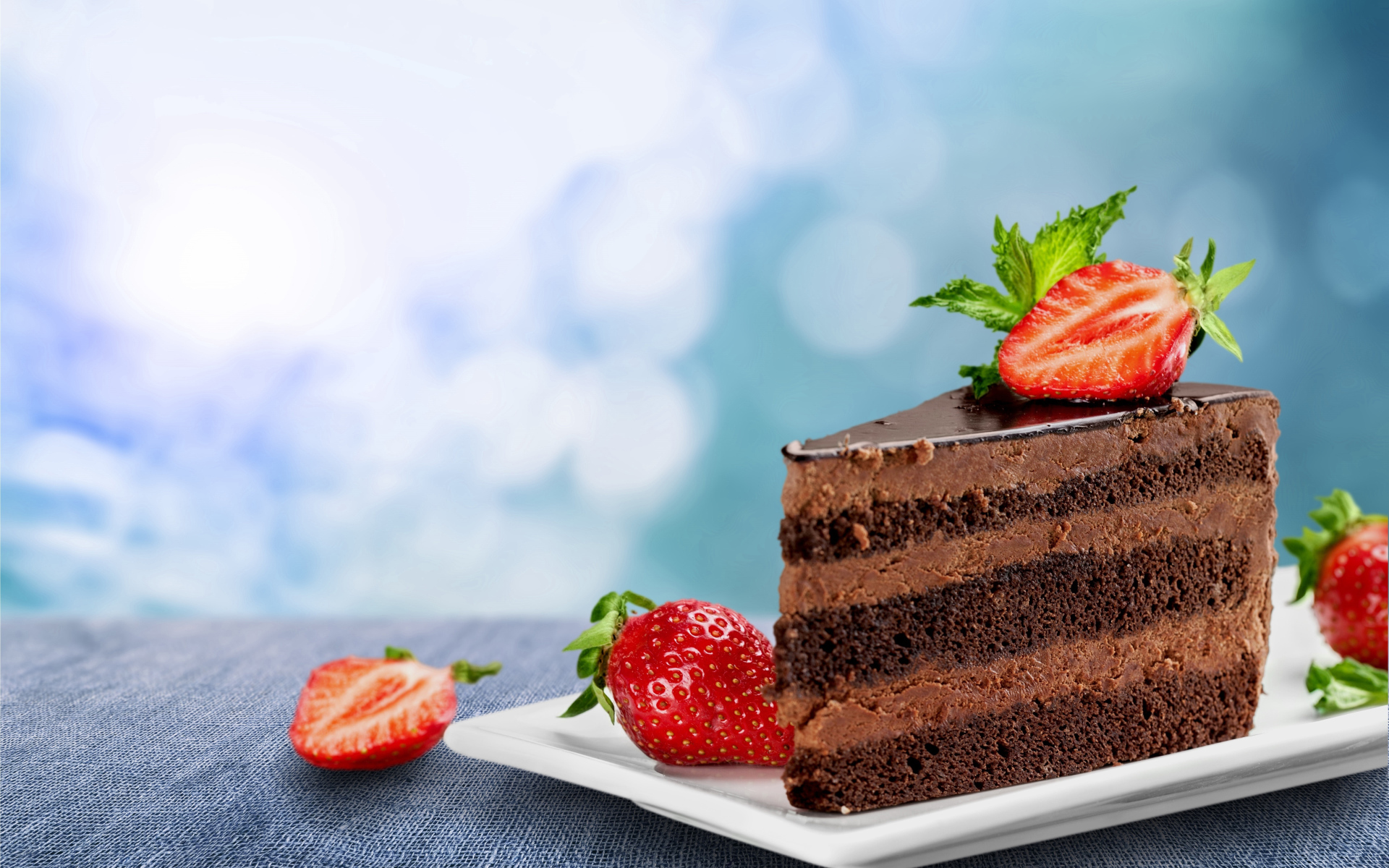 Кусок аппетитного торта с шоколадным кремом и клубникой 