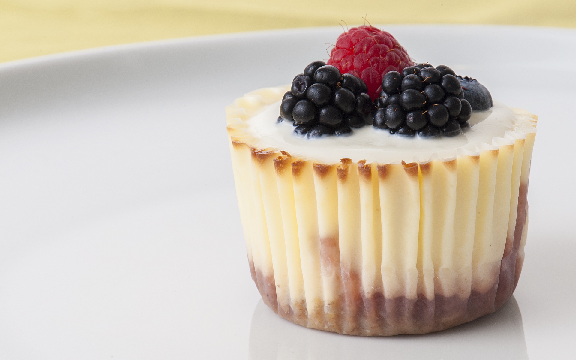 Аппетитный десерт с ягодами черники и малины 