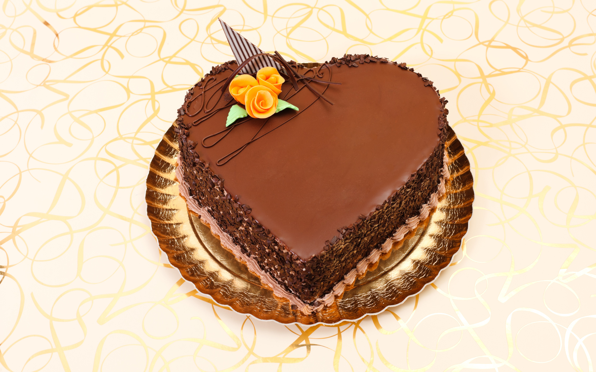 Красивый торт в форме сердца в шоколаде на столе