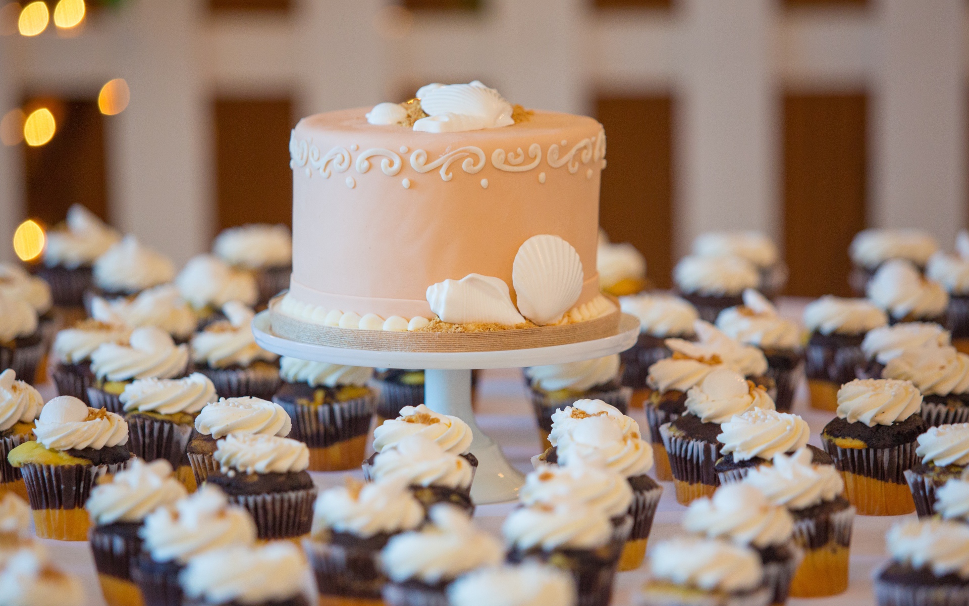 Праздничный торт с пирожными на столе 