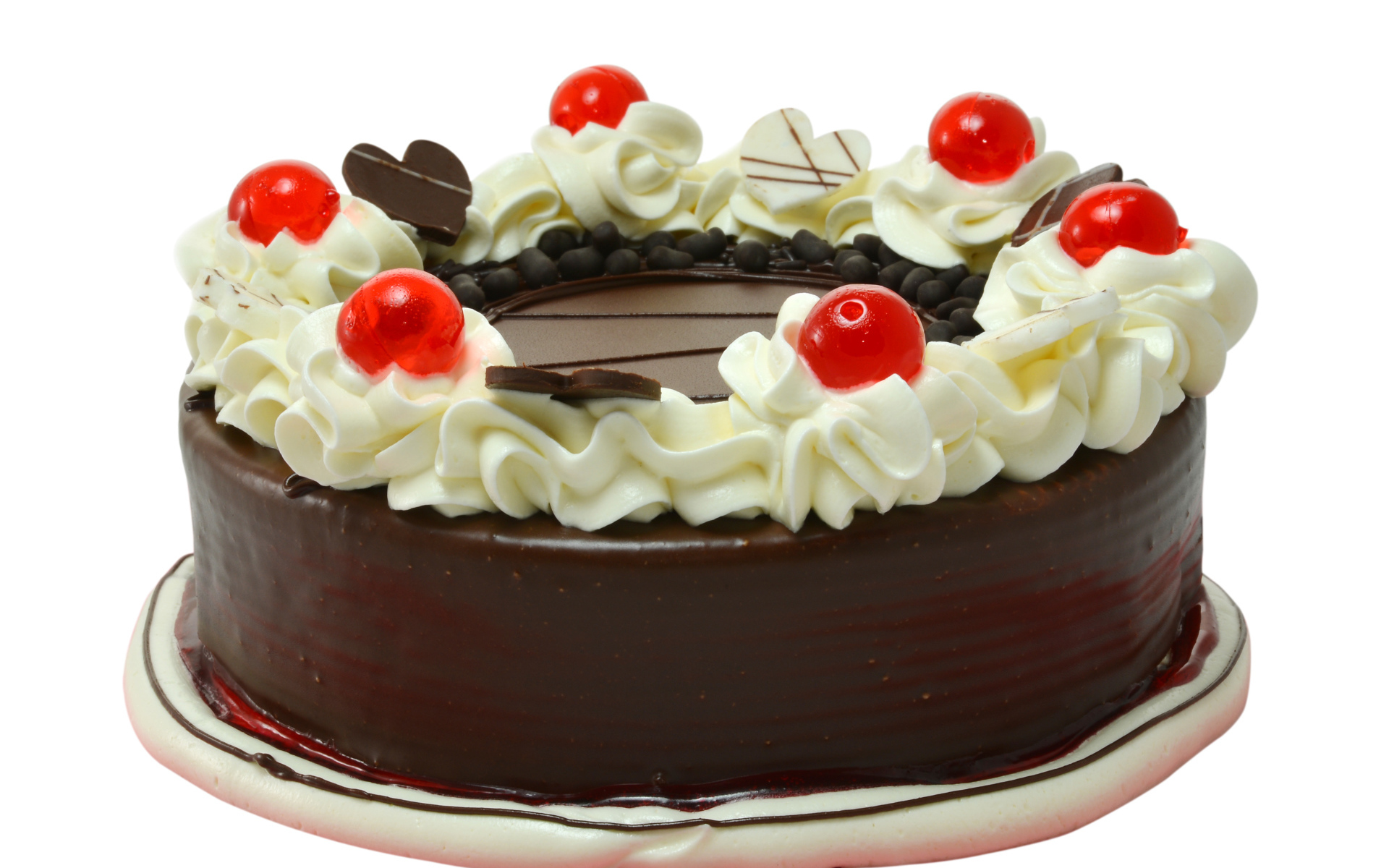 Торт в шоколаде украшен сливками на белом фоне
