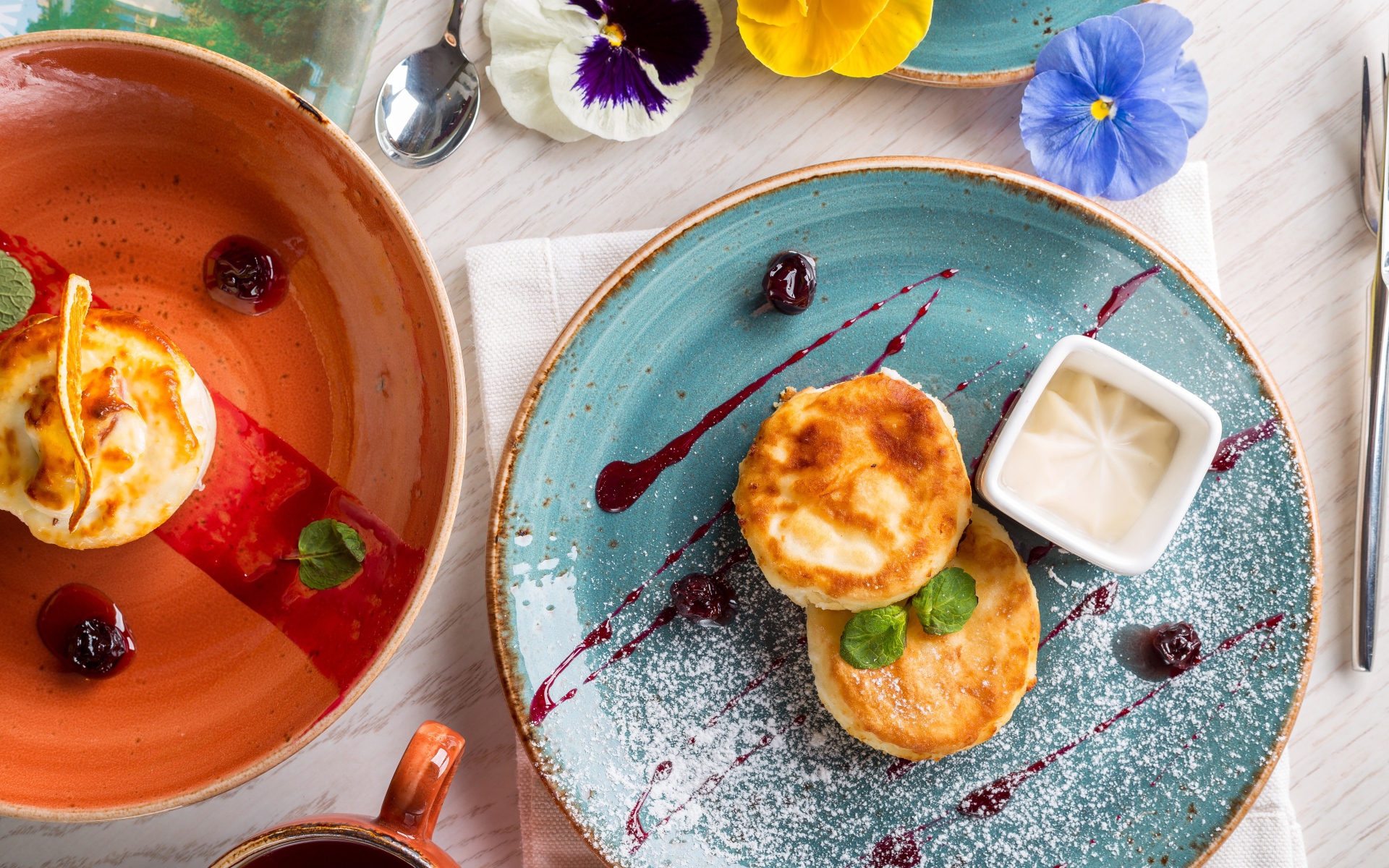 Сырники на тарелке с джемом 