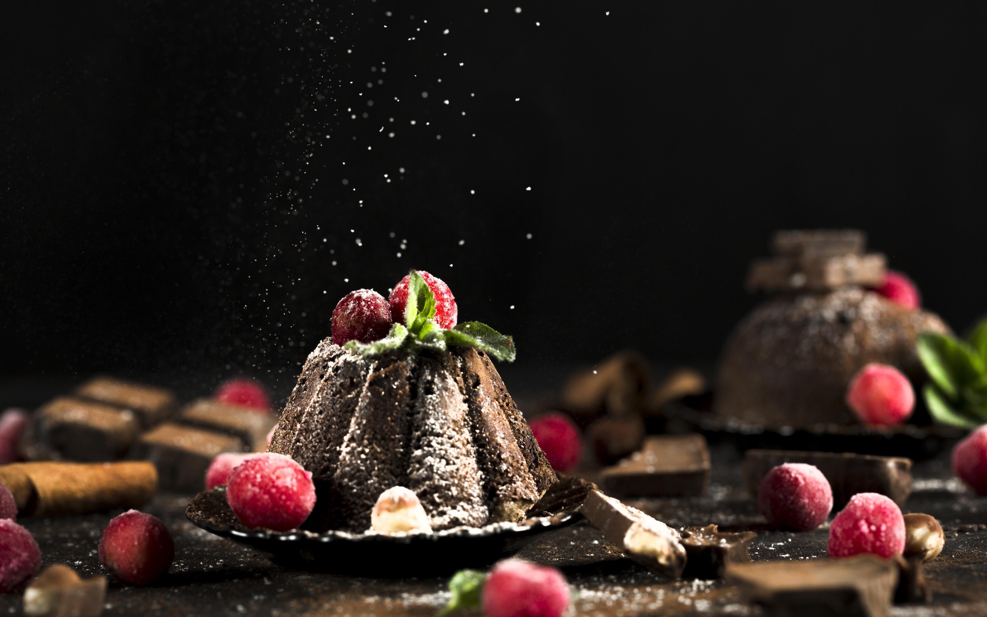 Шоколадный десерт на столе с ягодами клюквы 