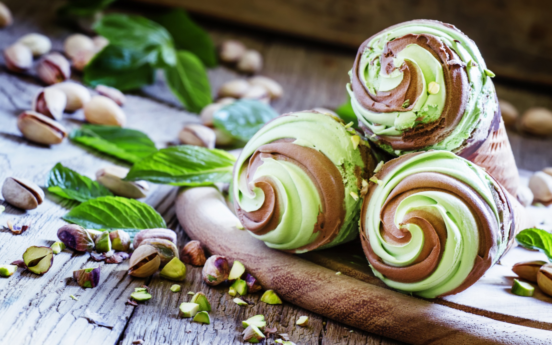 Шоколадно фисташковое мороженое в вафельных рожках