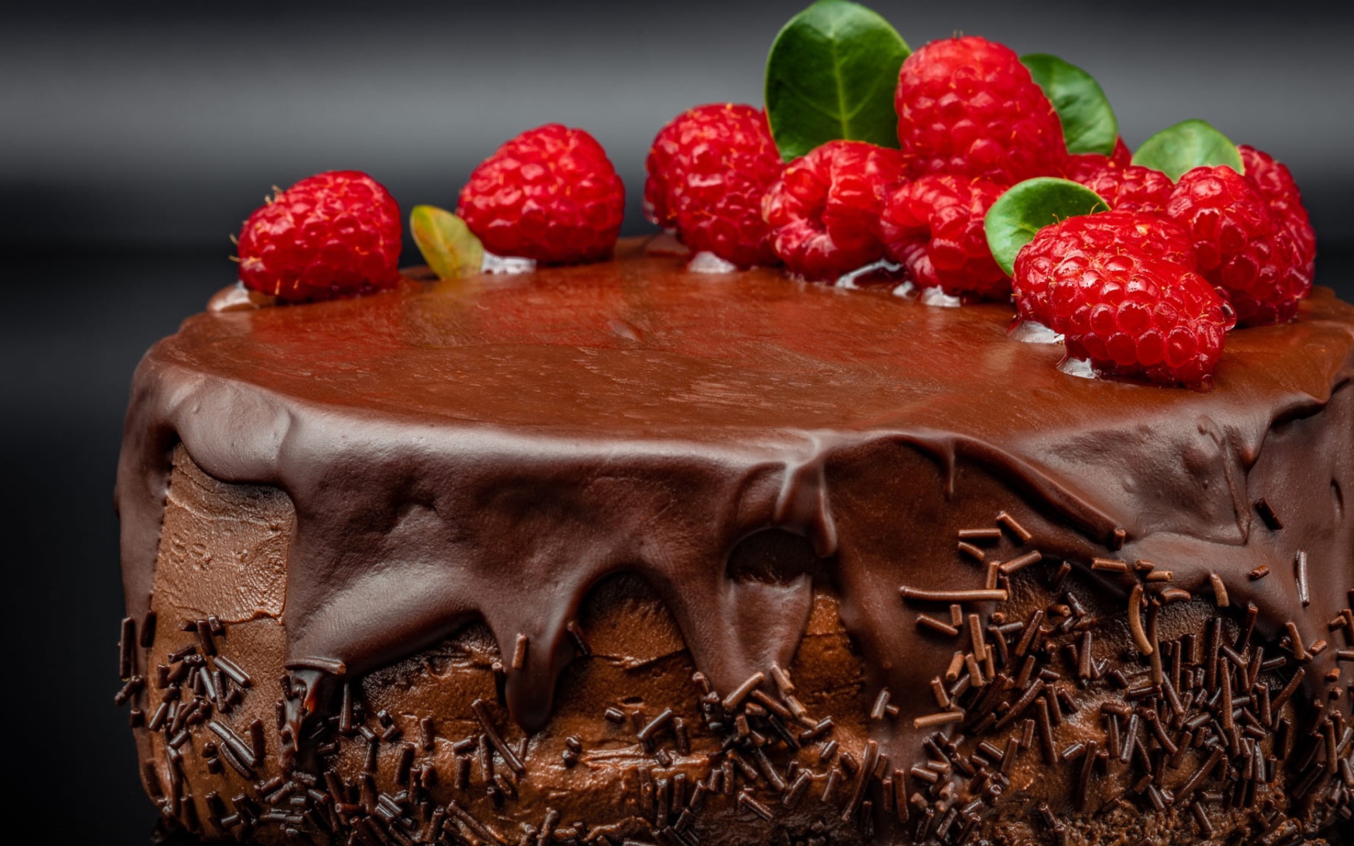 Пирог с кремом и шоколадом украшен малиной