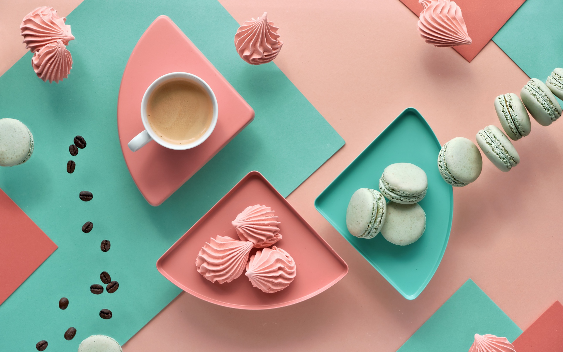 Чашка какао на столе с зефиром и десертом макарон 