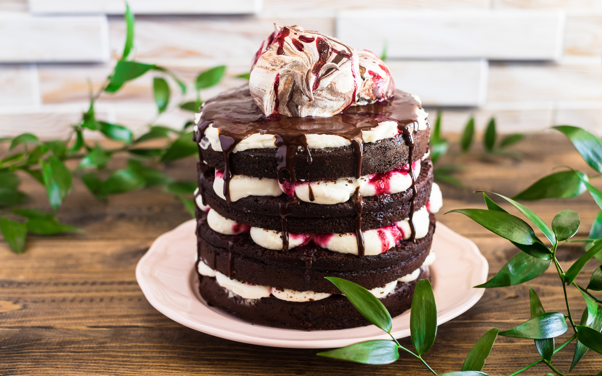 Вкусный шоколадный торт с кремом на столе 