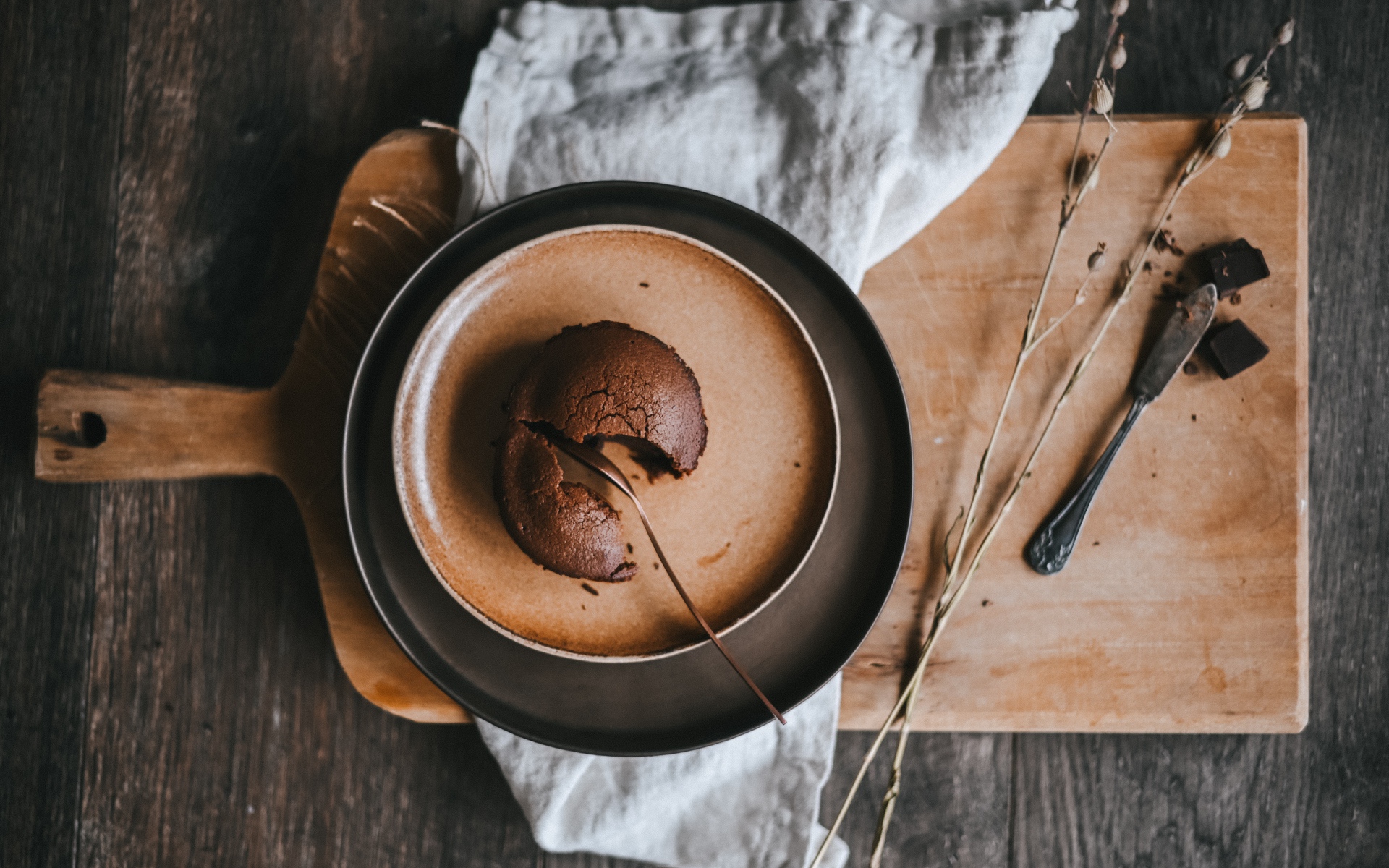 Вкусный шоколадный кекс на тарелке 