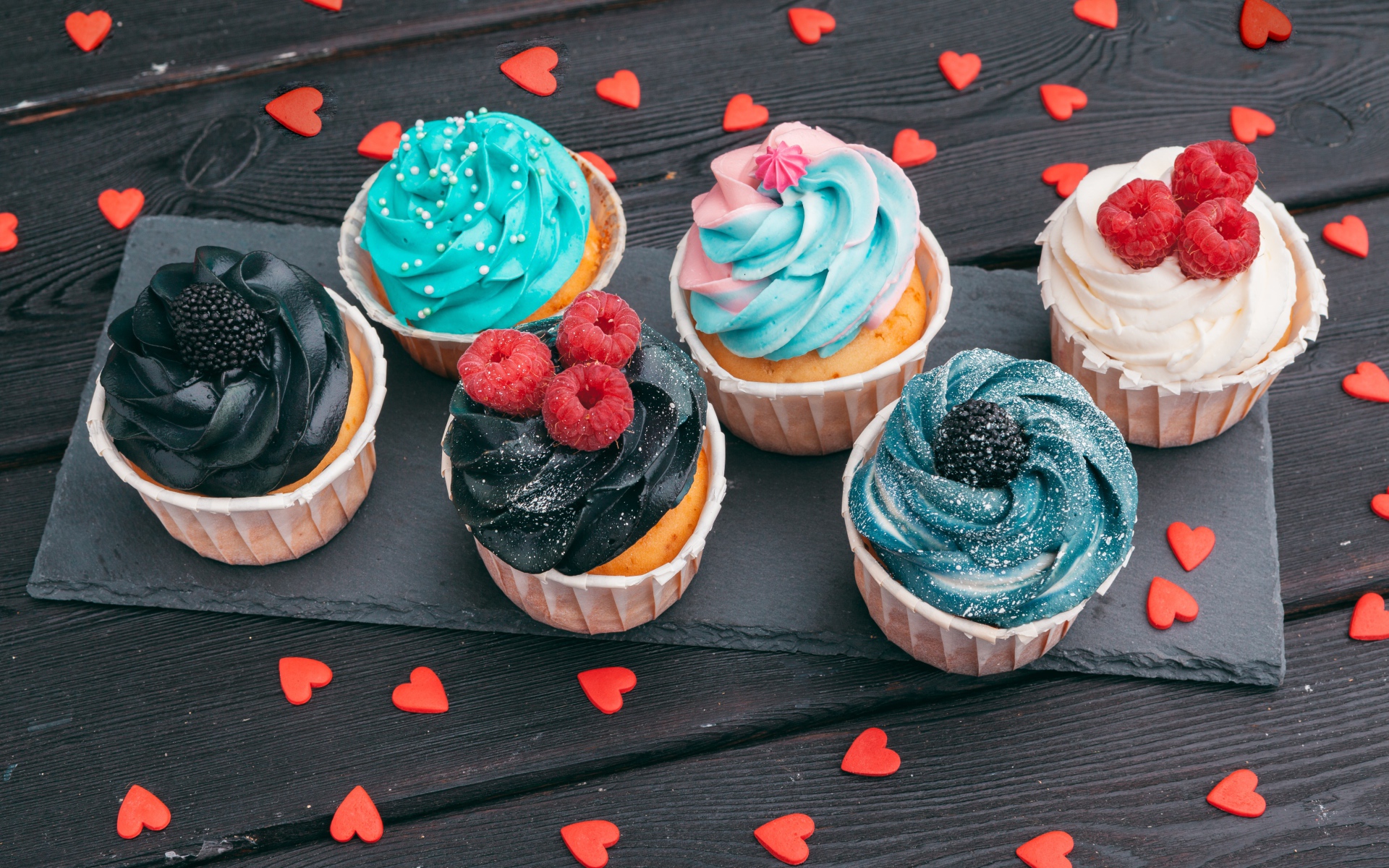 Вкусные кексы с разноцветным кремом 