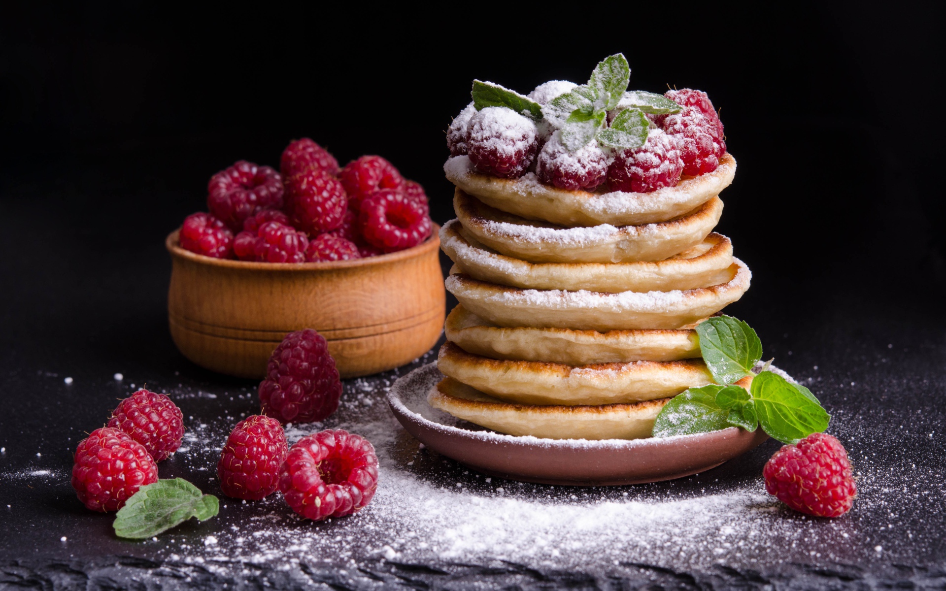 Вкусные пышные оладьи с сахарной пудрой и малиной