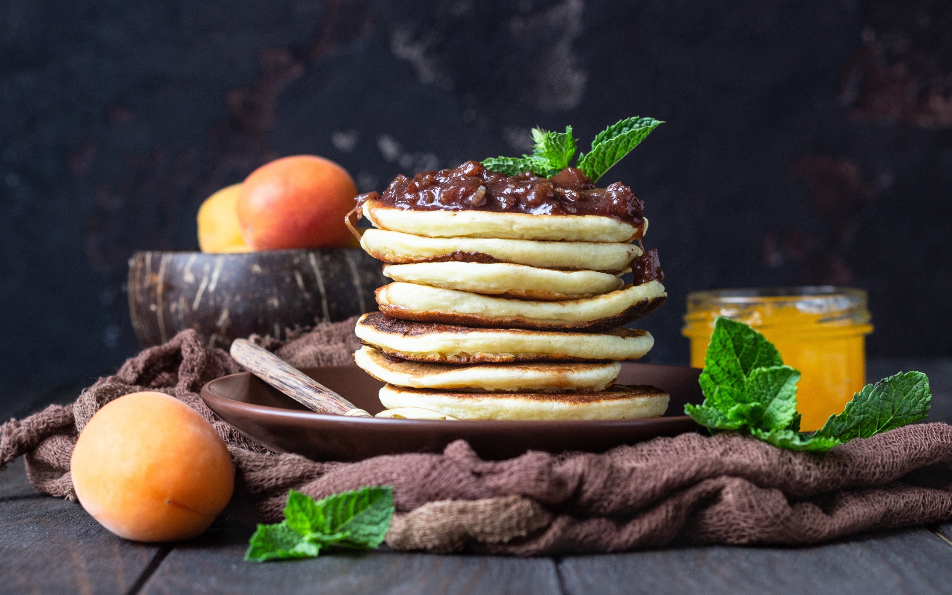 Вкусные оладьи на тарелке с джемом