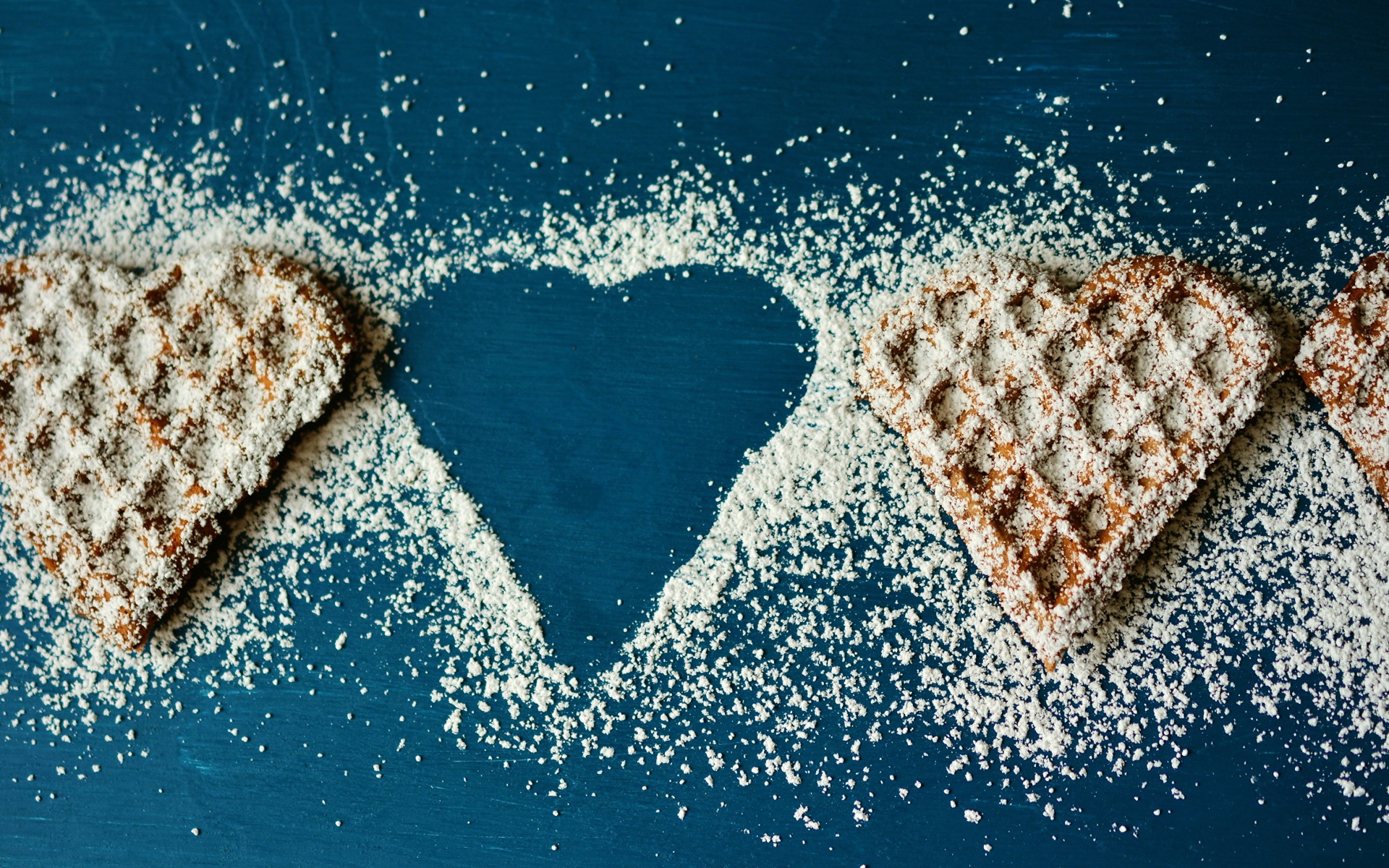 Печенье в форме сердца посыпанные сахарной пудрой