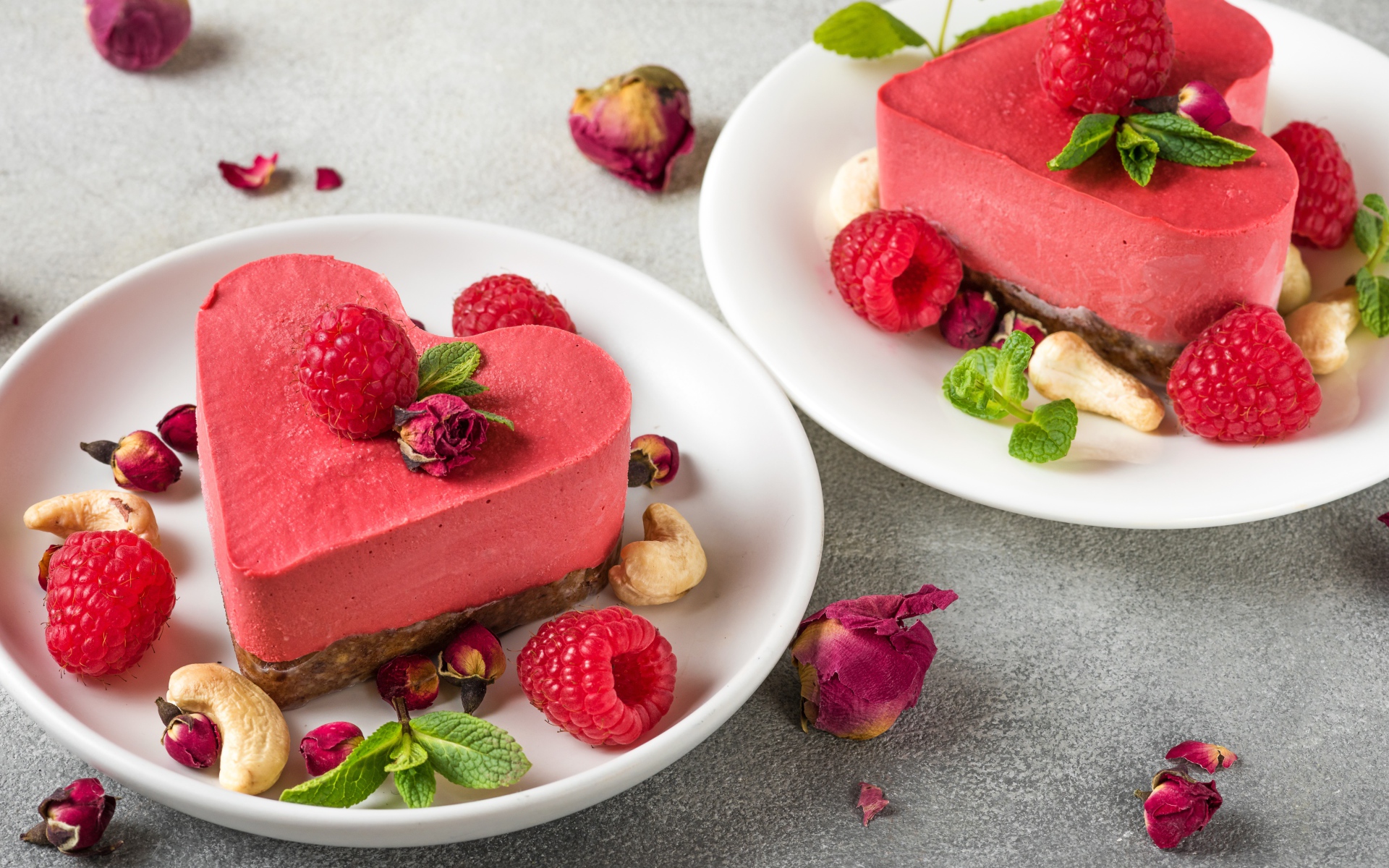 Фруктовое суфле в форме сердца на тарелке с малиной и орехами 