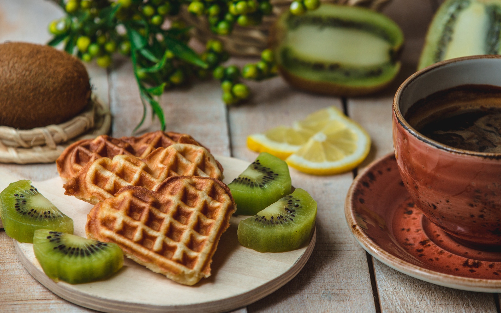 Вафли в форме сердца на доске с киви и чашкой кофе