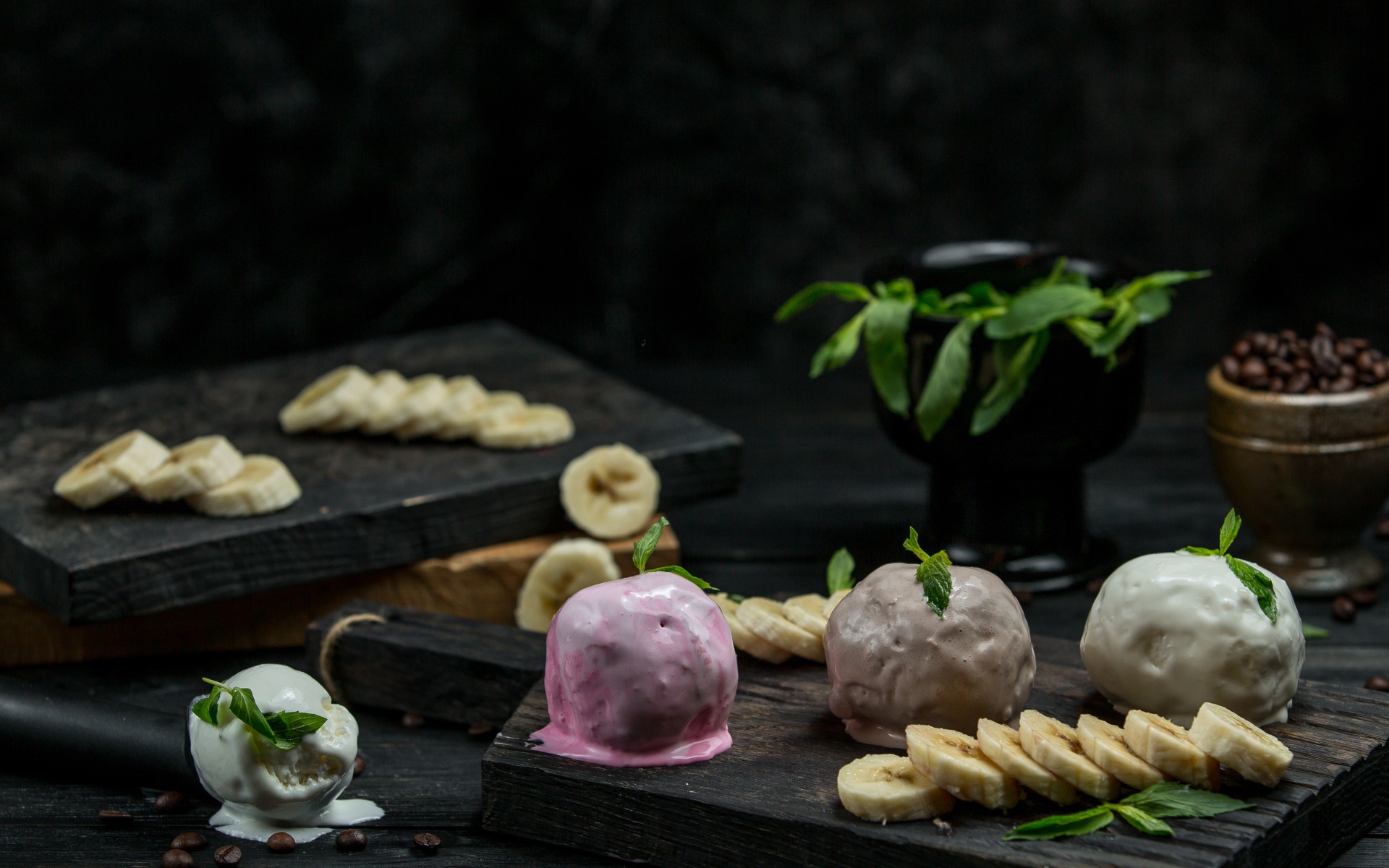 Шарики мороженого на столе с кусочками банана