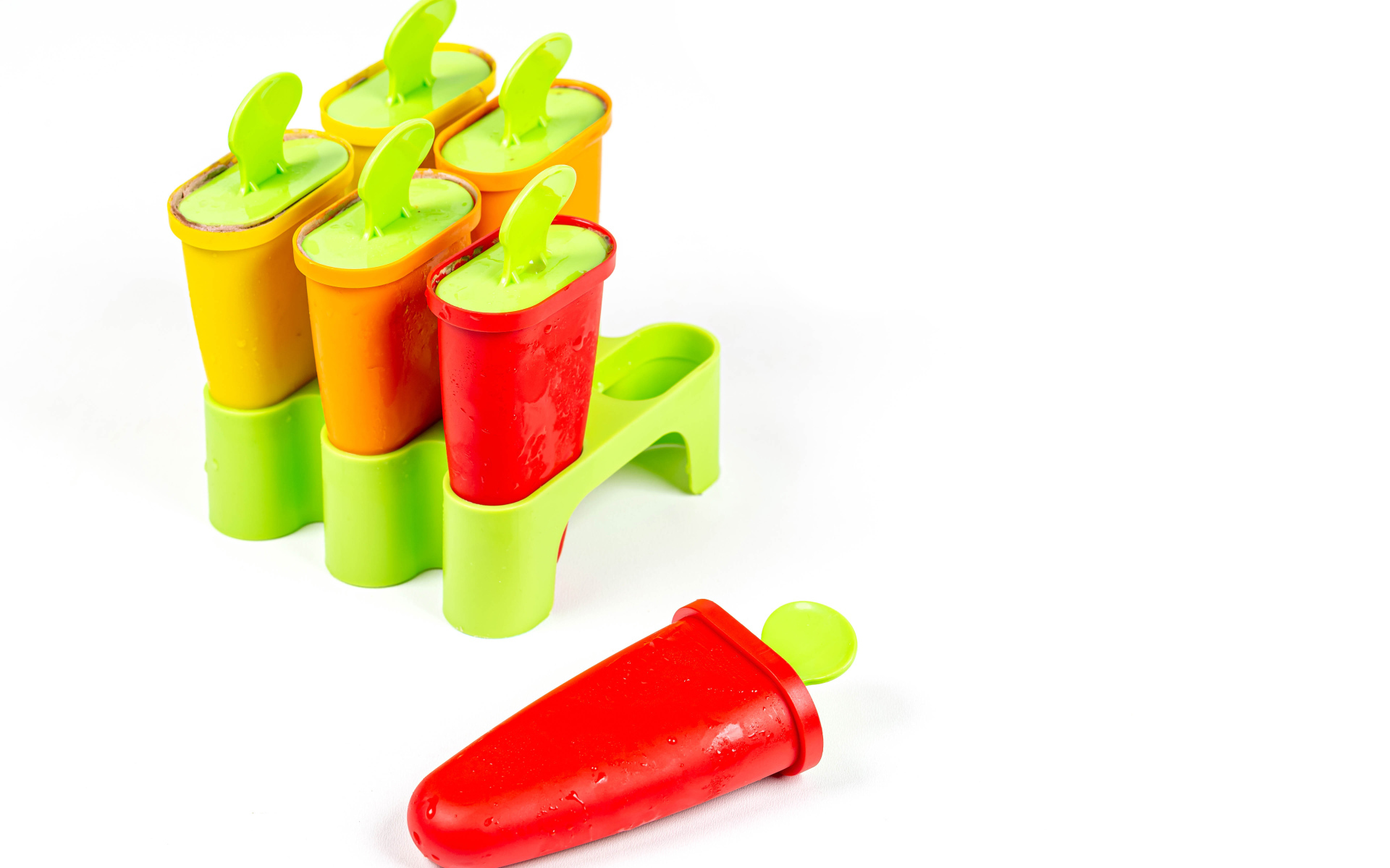 Формочки для мороженного на сером фоне