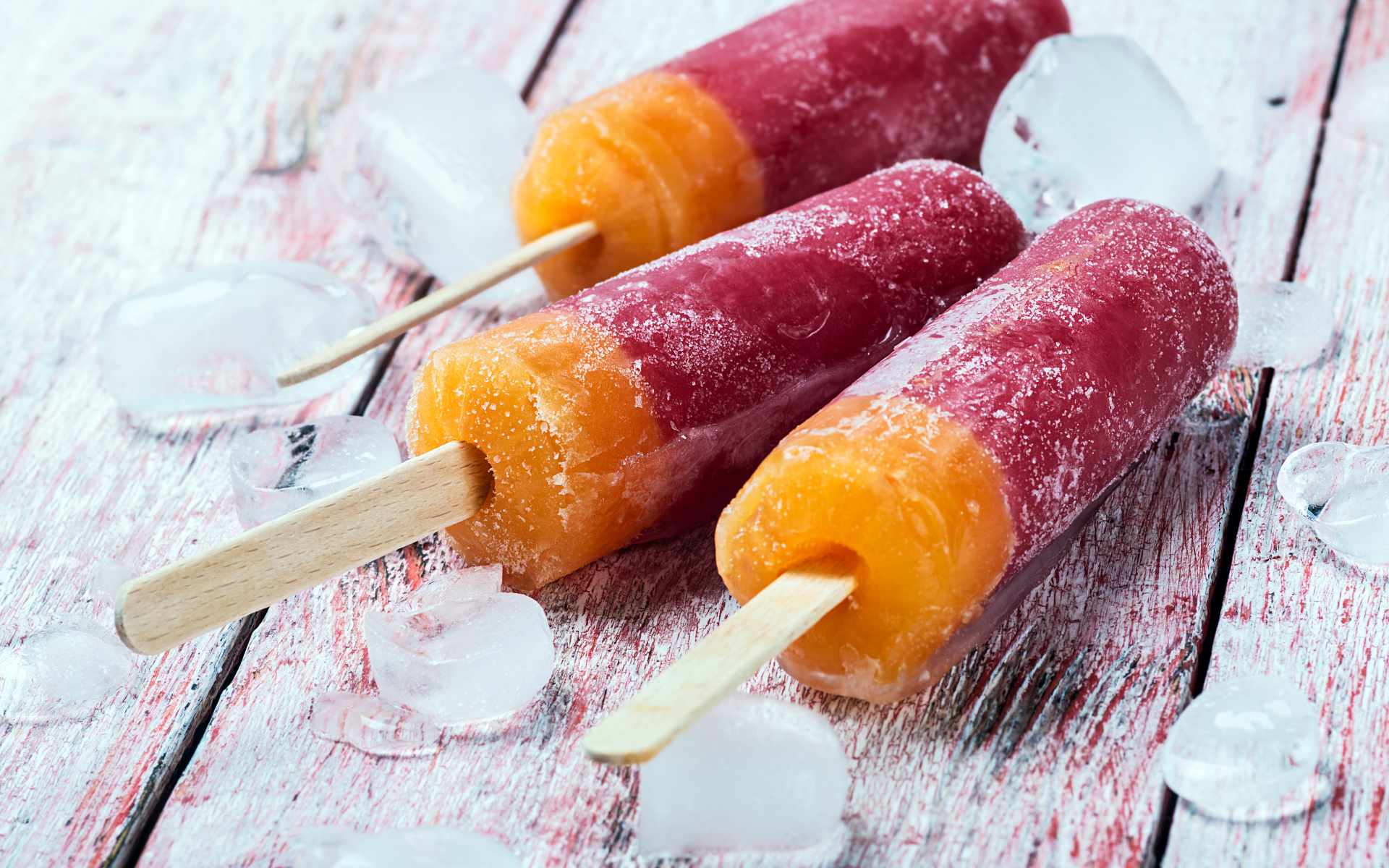 Мороженое фруктовый лед на деревянном столе 