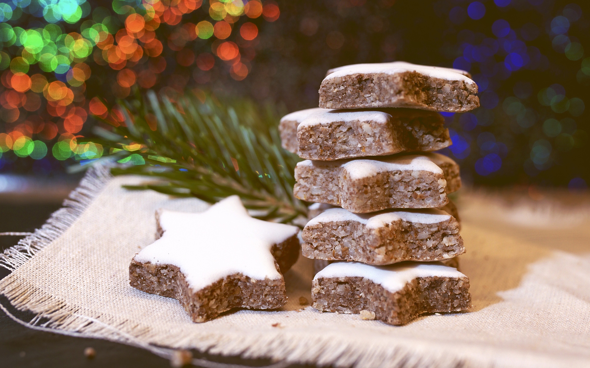 Печенье с глазурью на столе с еловой веткой 