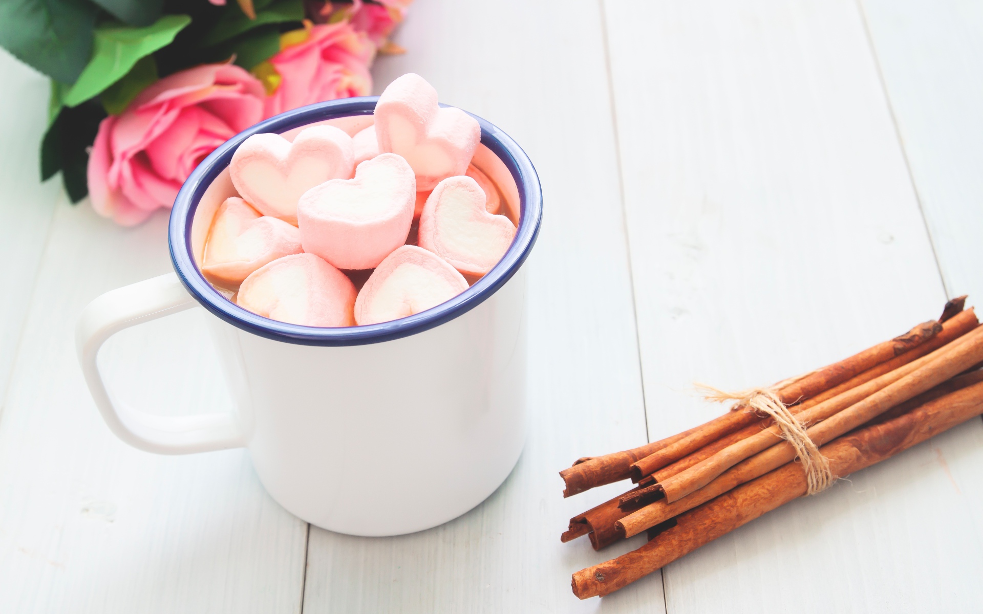 Железная чашка какао с маршмеллоу на столе с корицей 