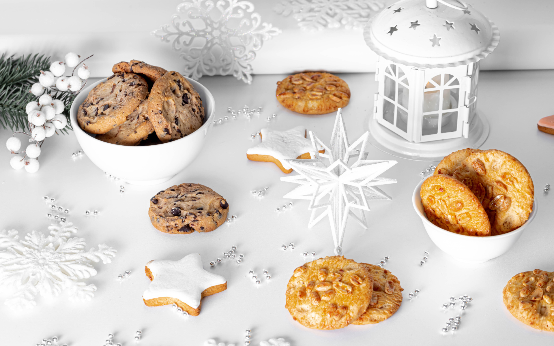 Овсяное печенье на столе с фонарем и бусами