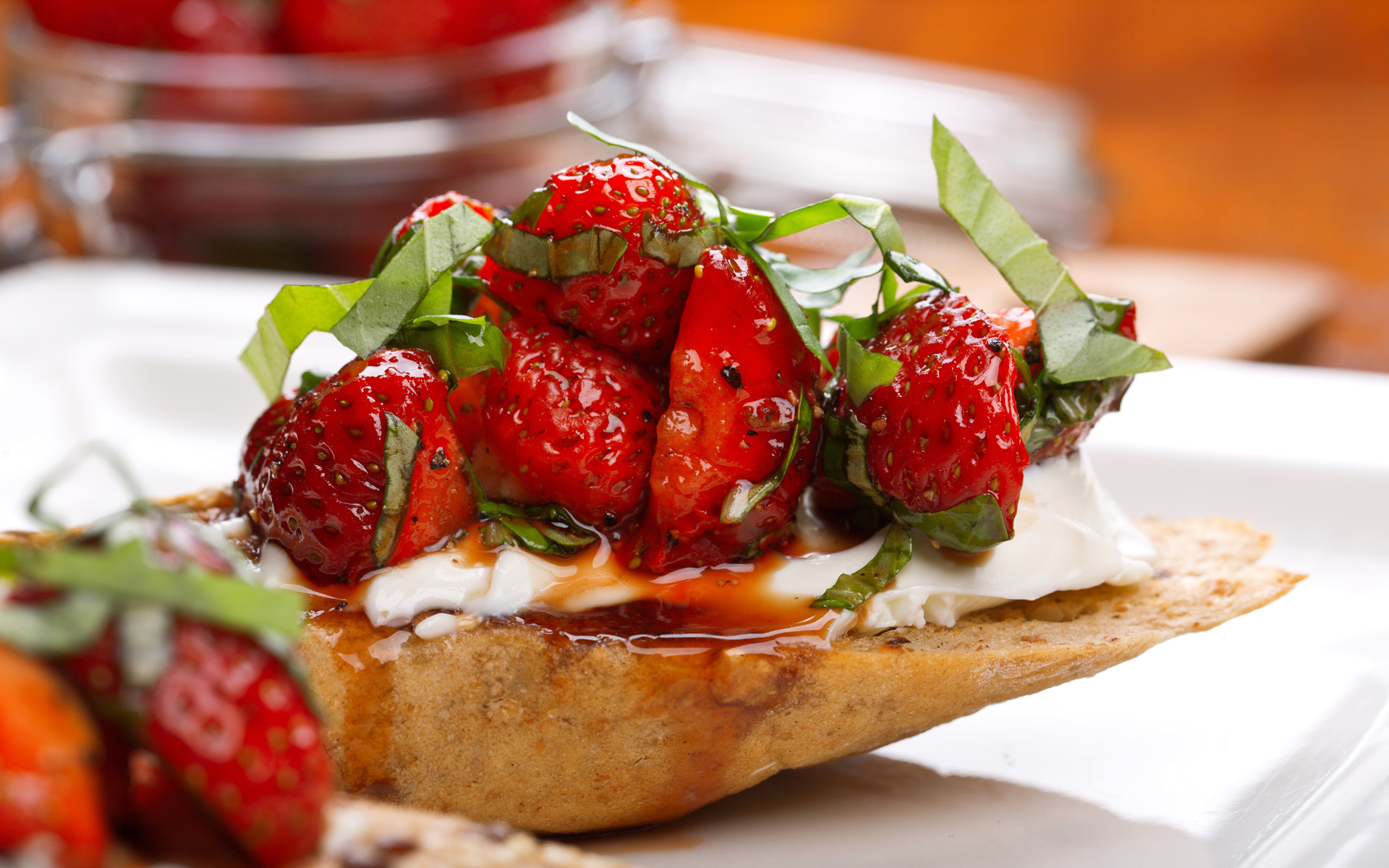 Кусок хлеба с джемом, сыром и клубникой