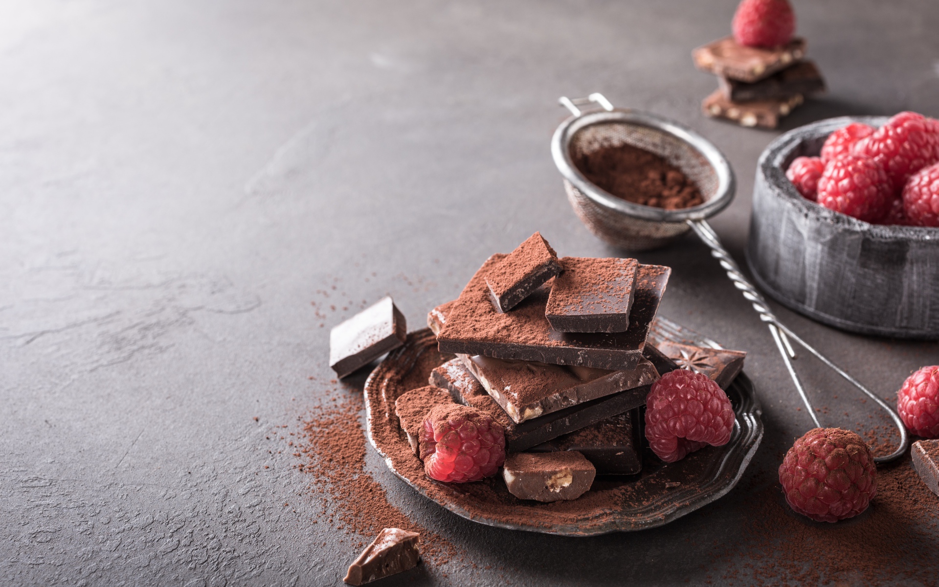 Кусочки шоколада посыпаны какая на тарелке с малиной