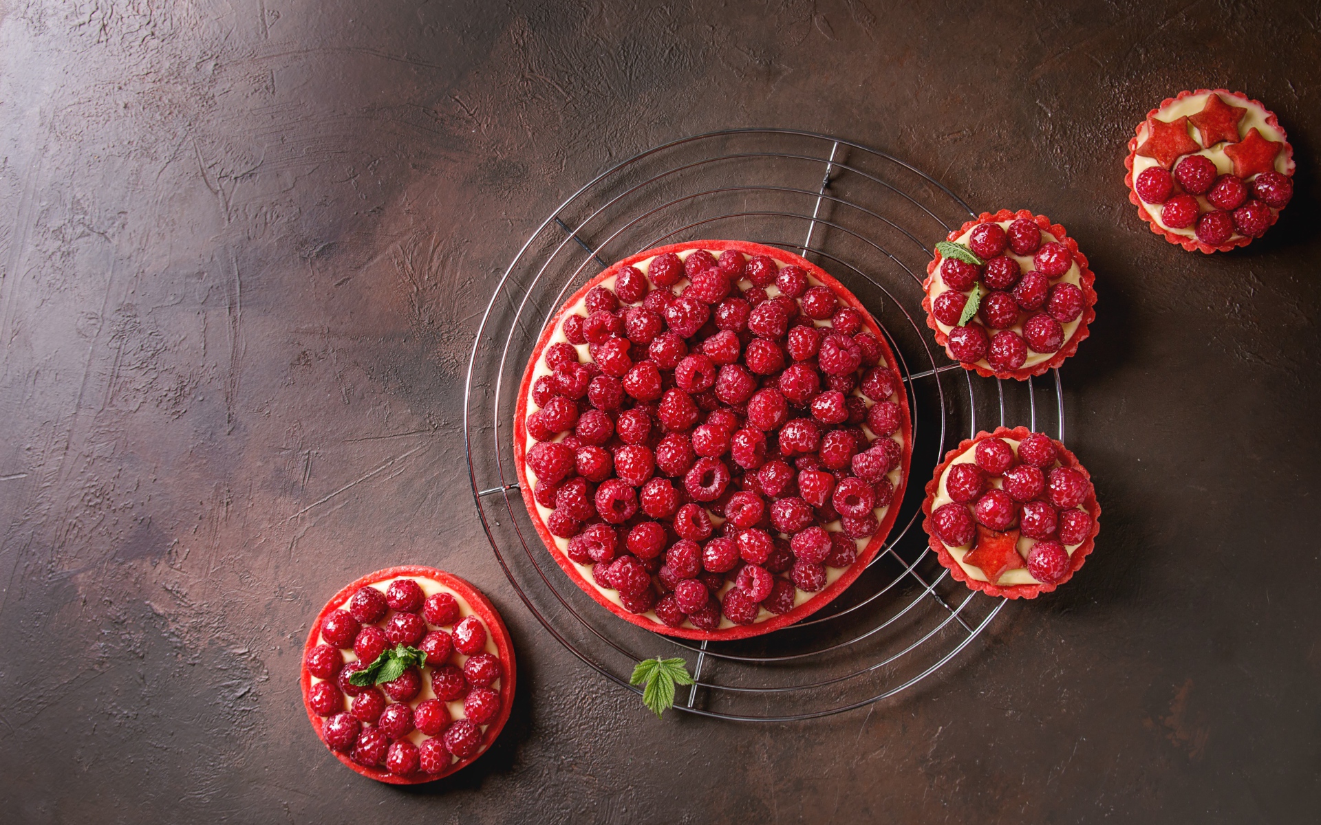 Пирог с малиной и кексы с малиной на столе 