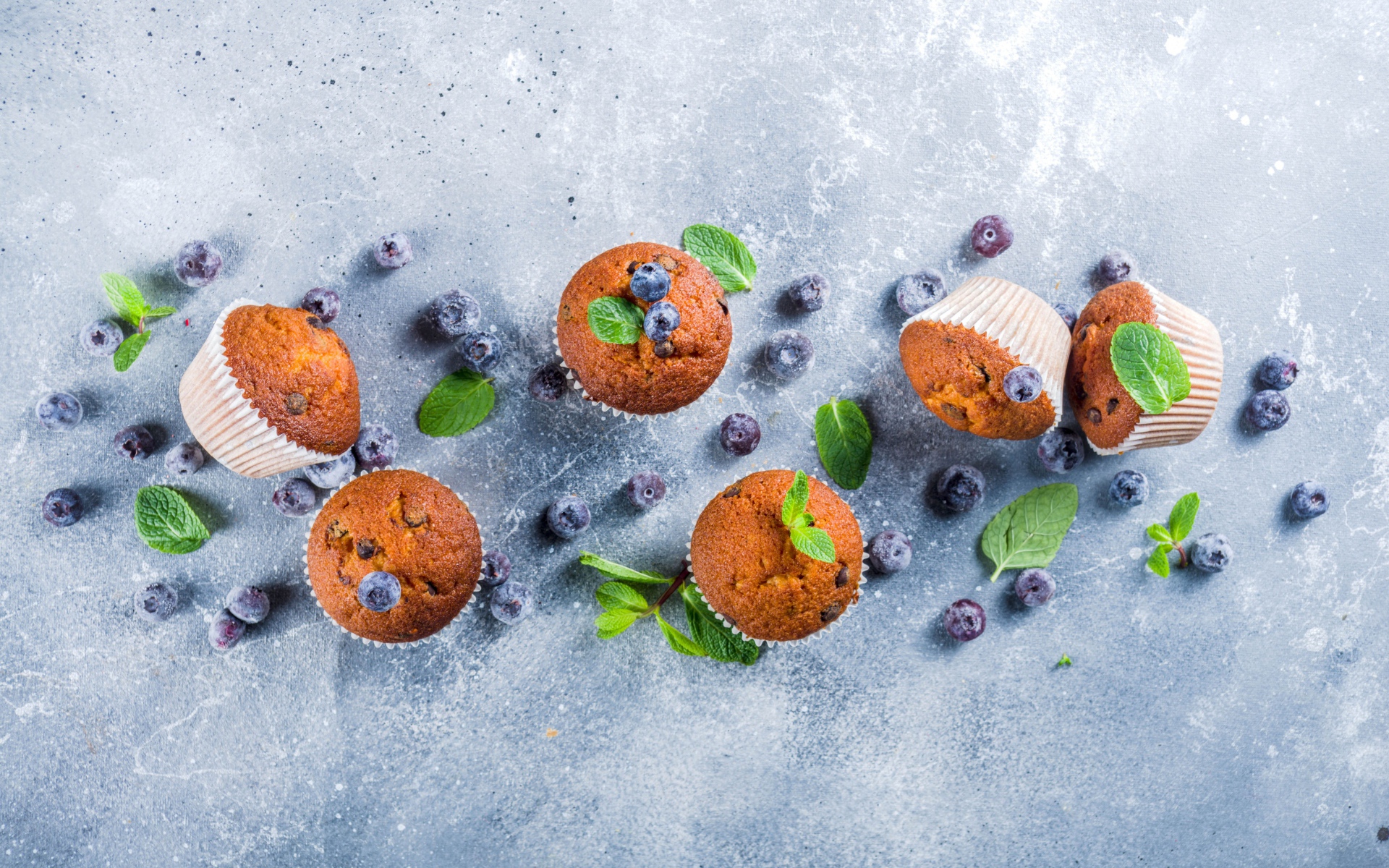 Румяные кексы на столе с ягодами черники