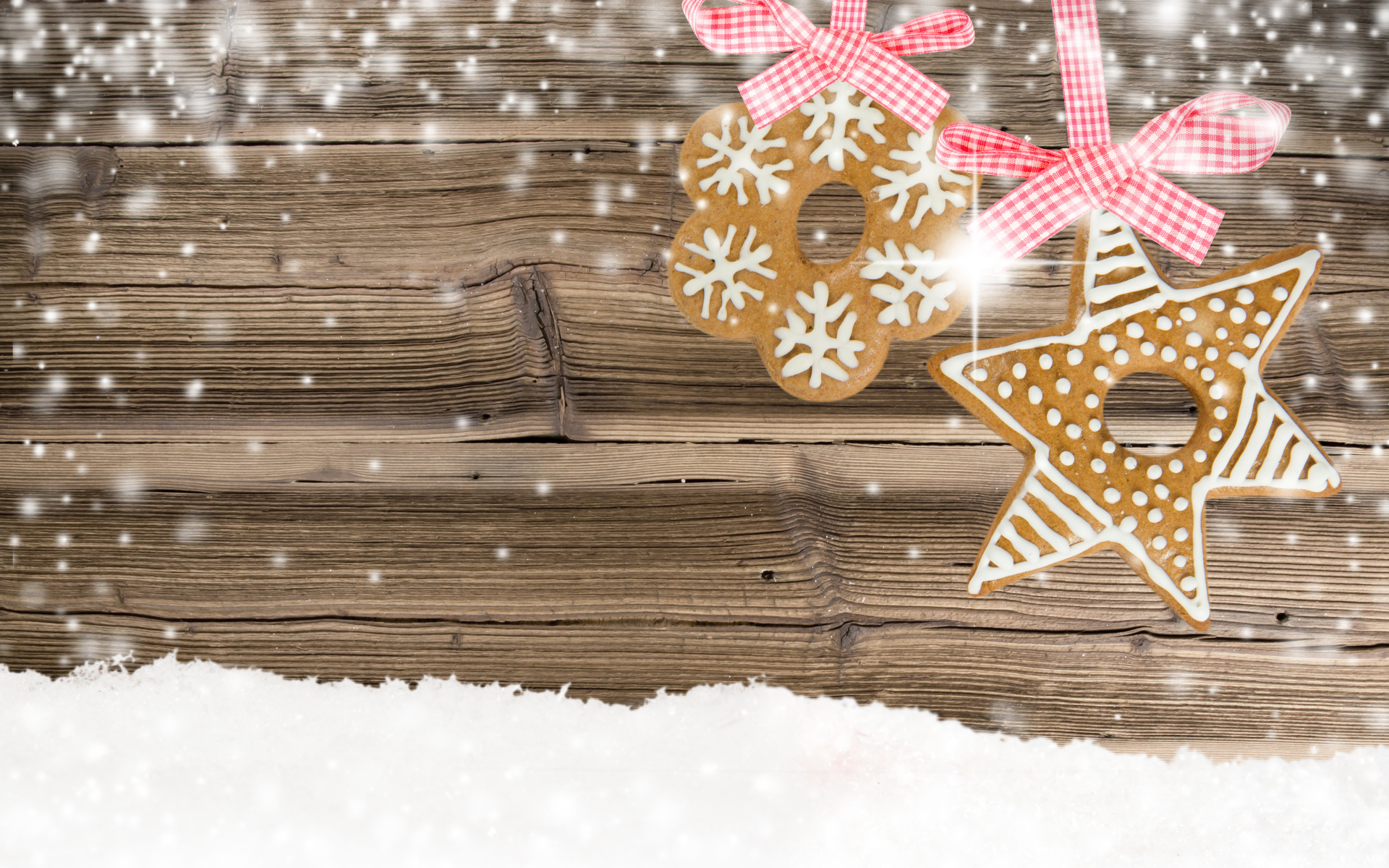 Два печенья на ленточках на деревянном фоне