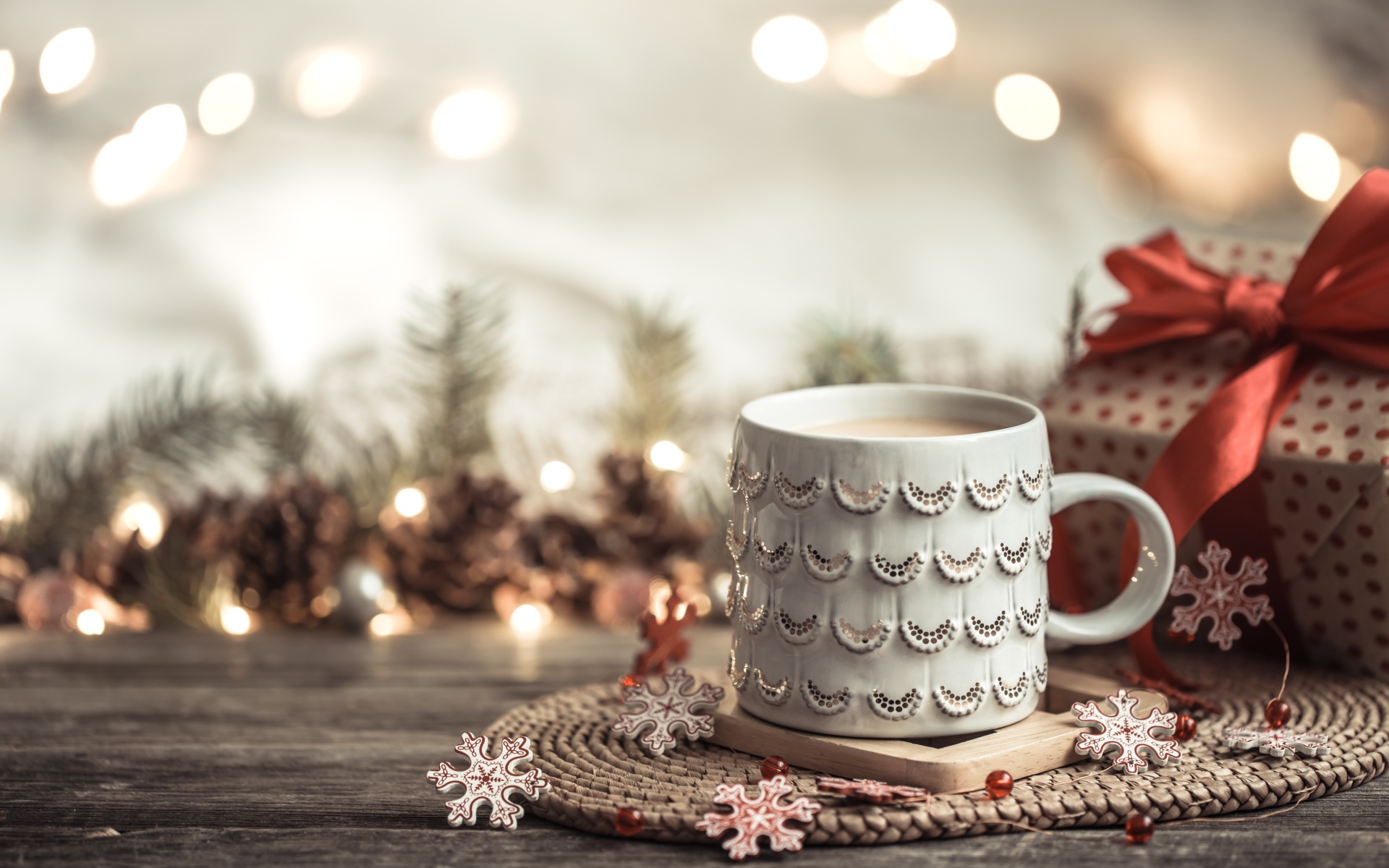 Красивая белая чашка какая на столе с подарком