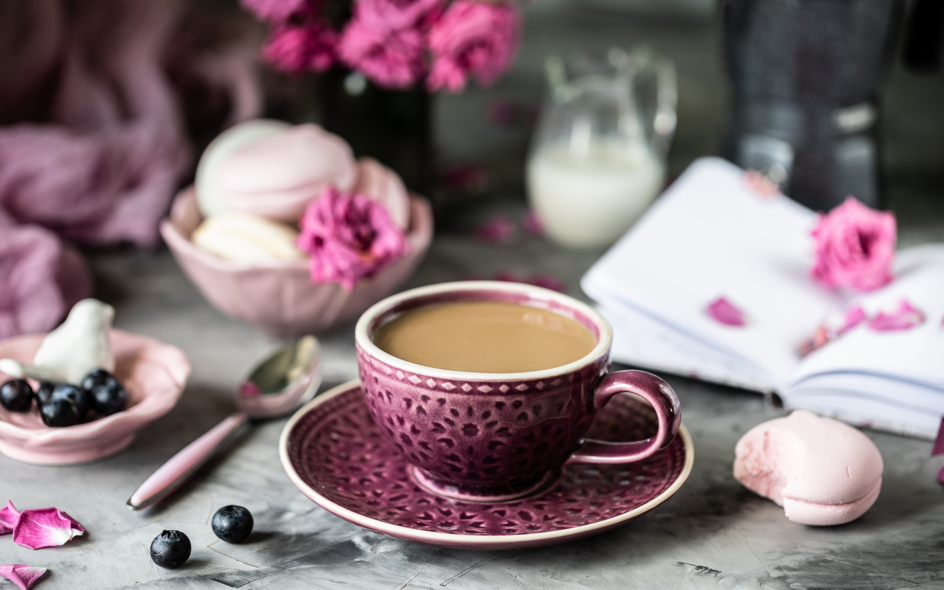 Чашка какая на столе с зефиром и цветами