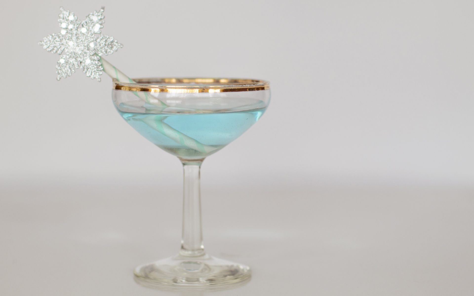 Голубой коктейль в бокале с трубочкой