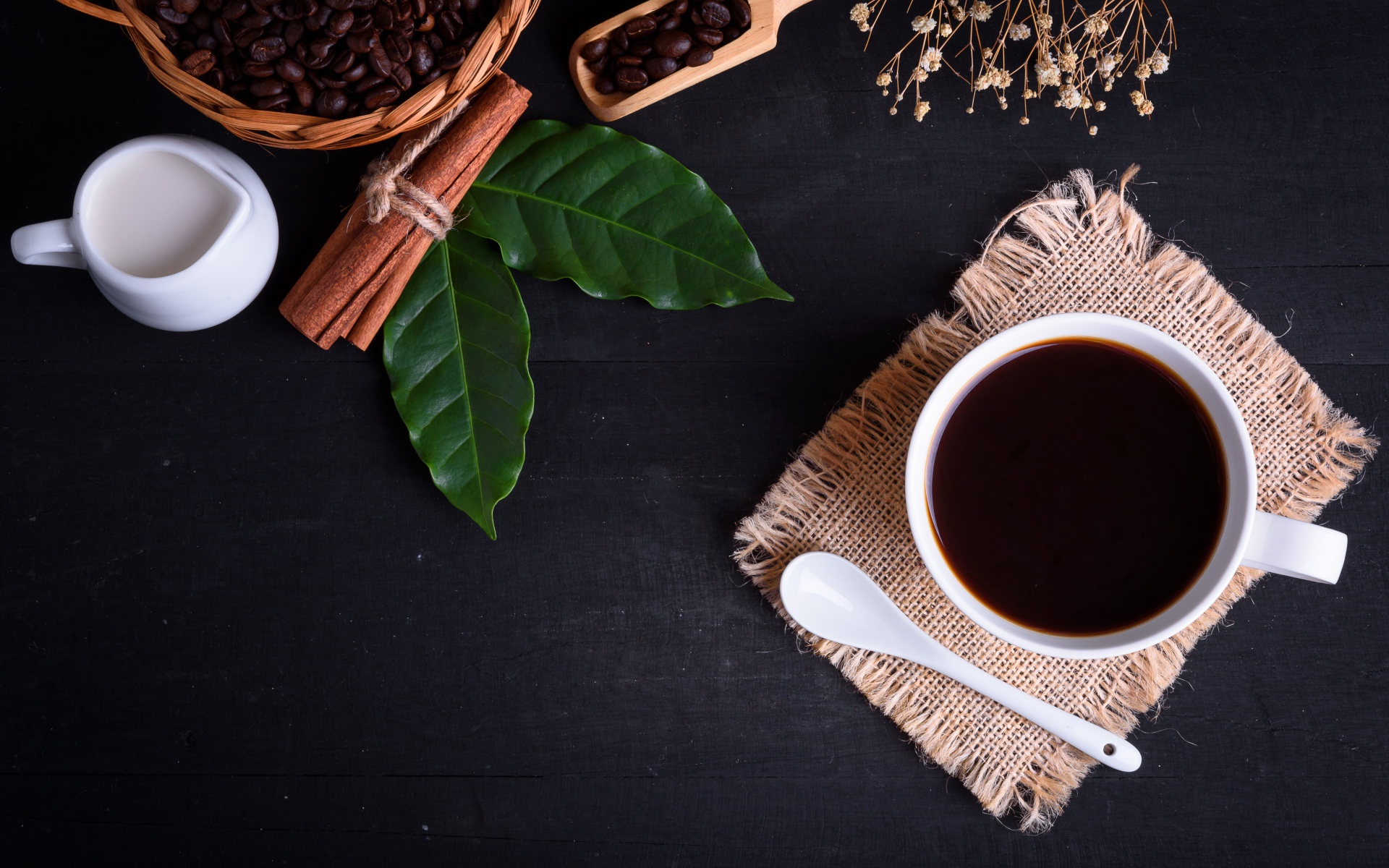 Чашка кофе на столе с корицей и лавровым листом