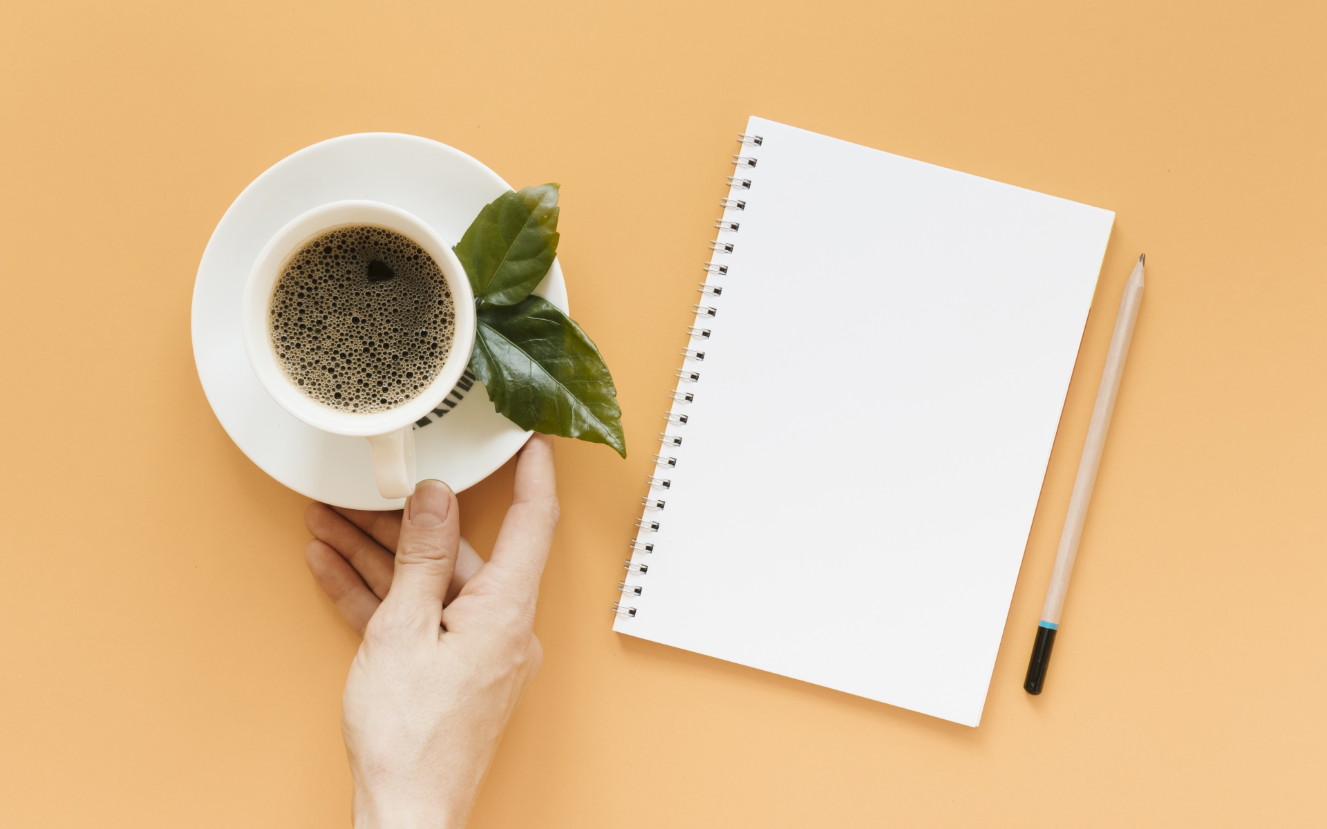 Чашка кофе на столе с блокнотом