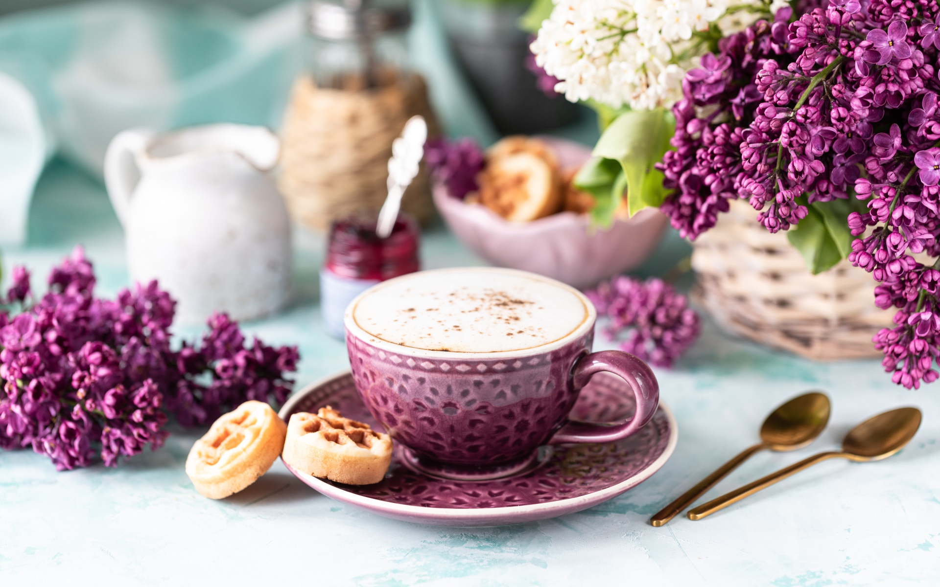 Чашка вкусного кофе с печеньем на столе с букетом сирени