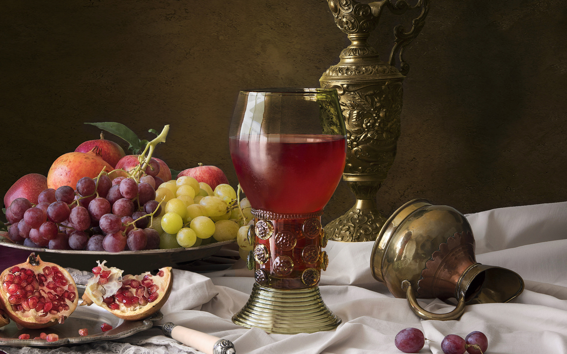 Кубок с вином на столе с фруктами