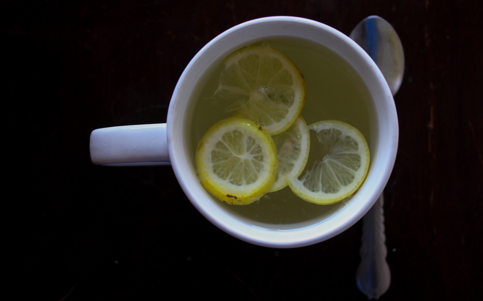 Зеленый чай с лимоном на черном фоне