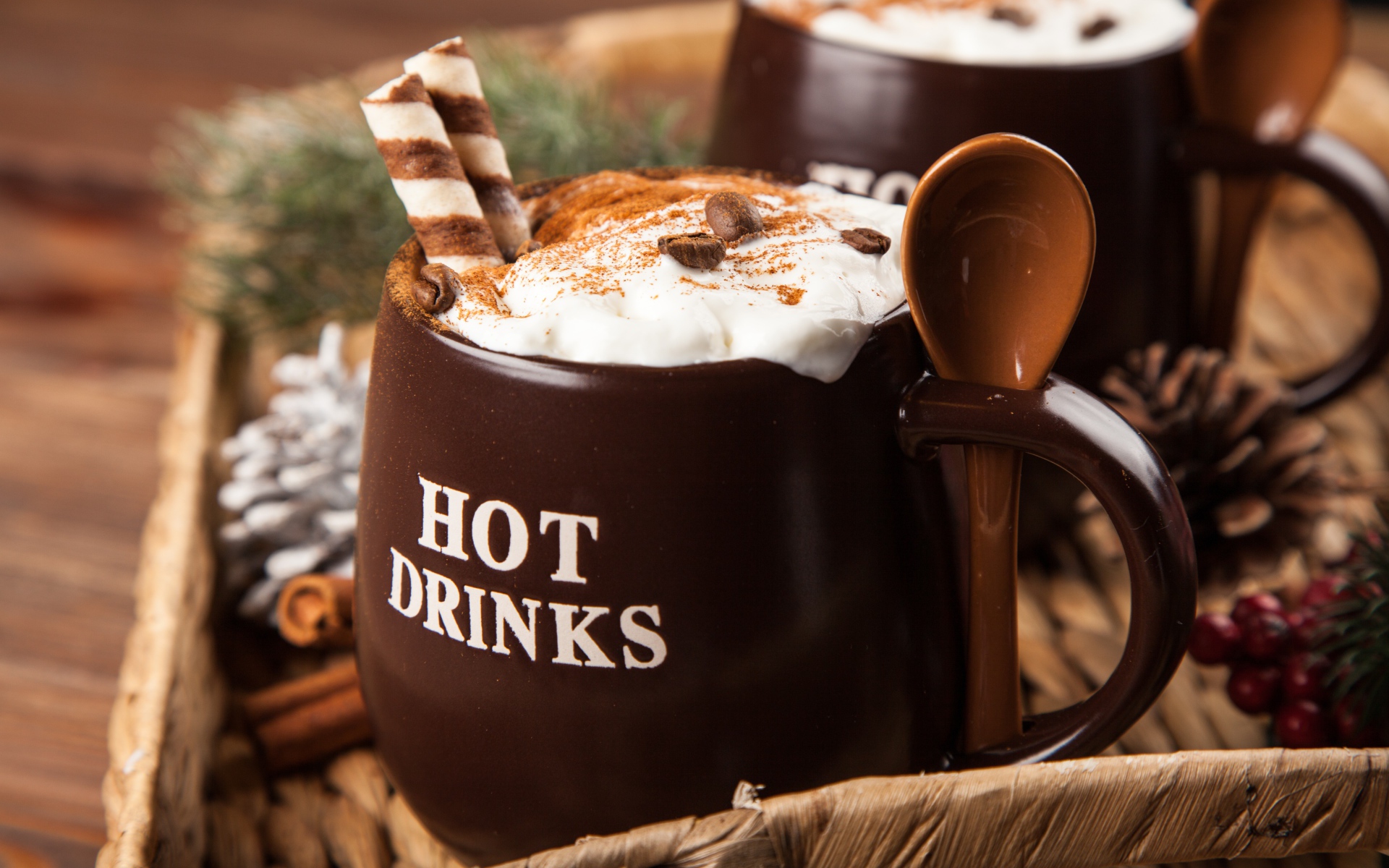 Горячий шоколад со сливками в большой коричневой чашке 
