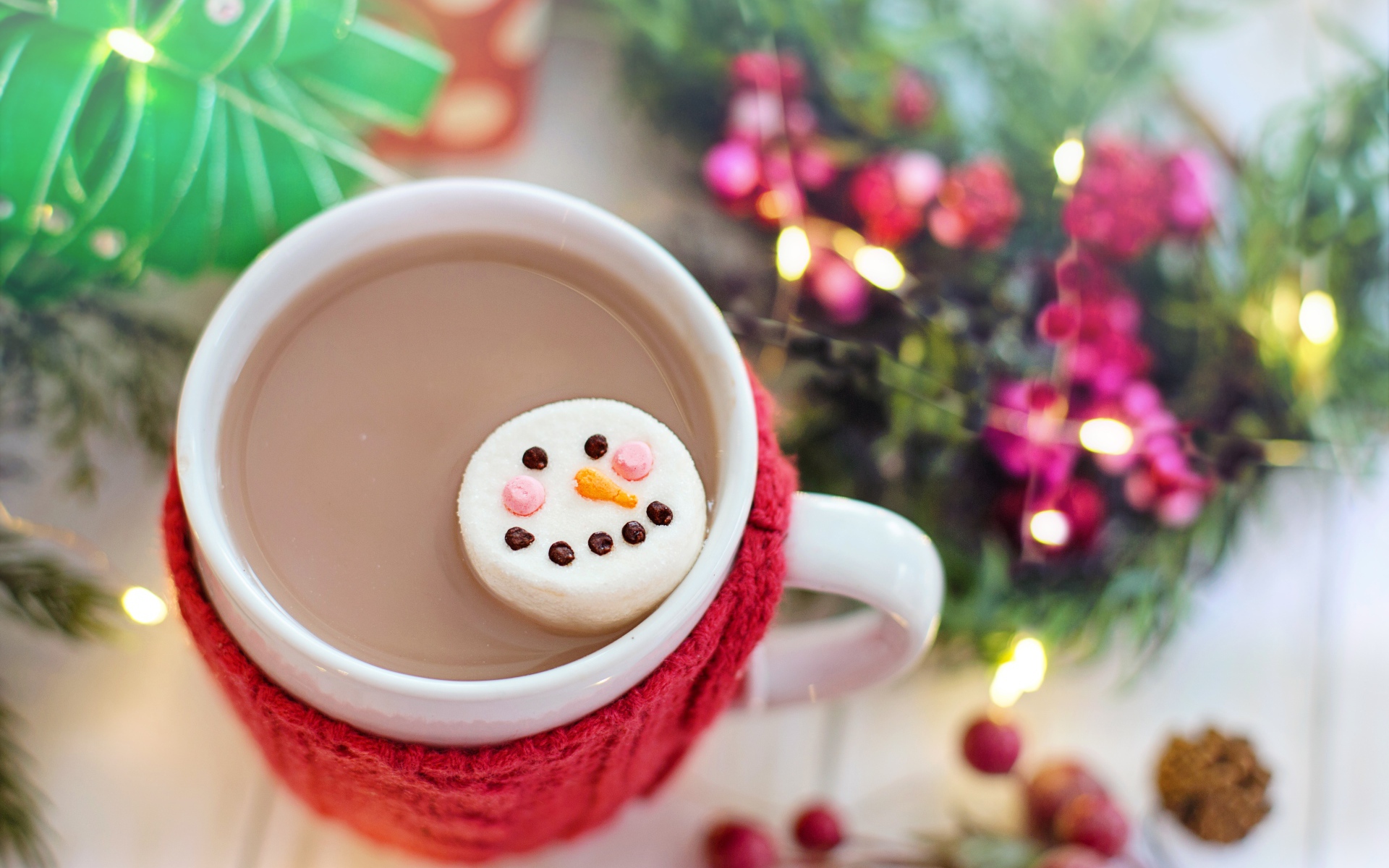 Горячий шоколад с маршмеллоу с лицом снеговика