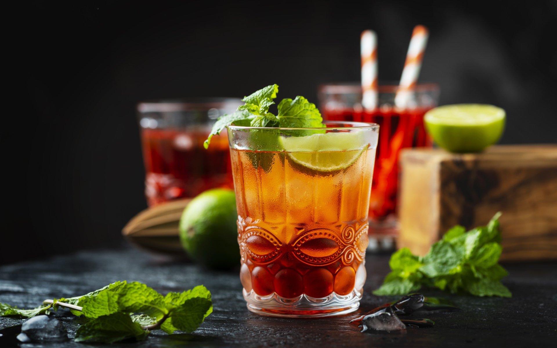 Холодный чай с лимоном на столе с мятой