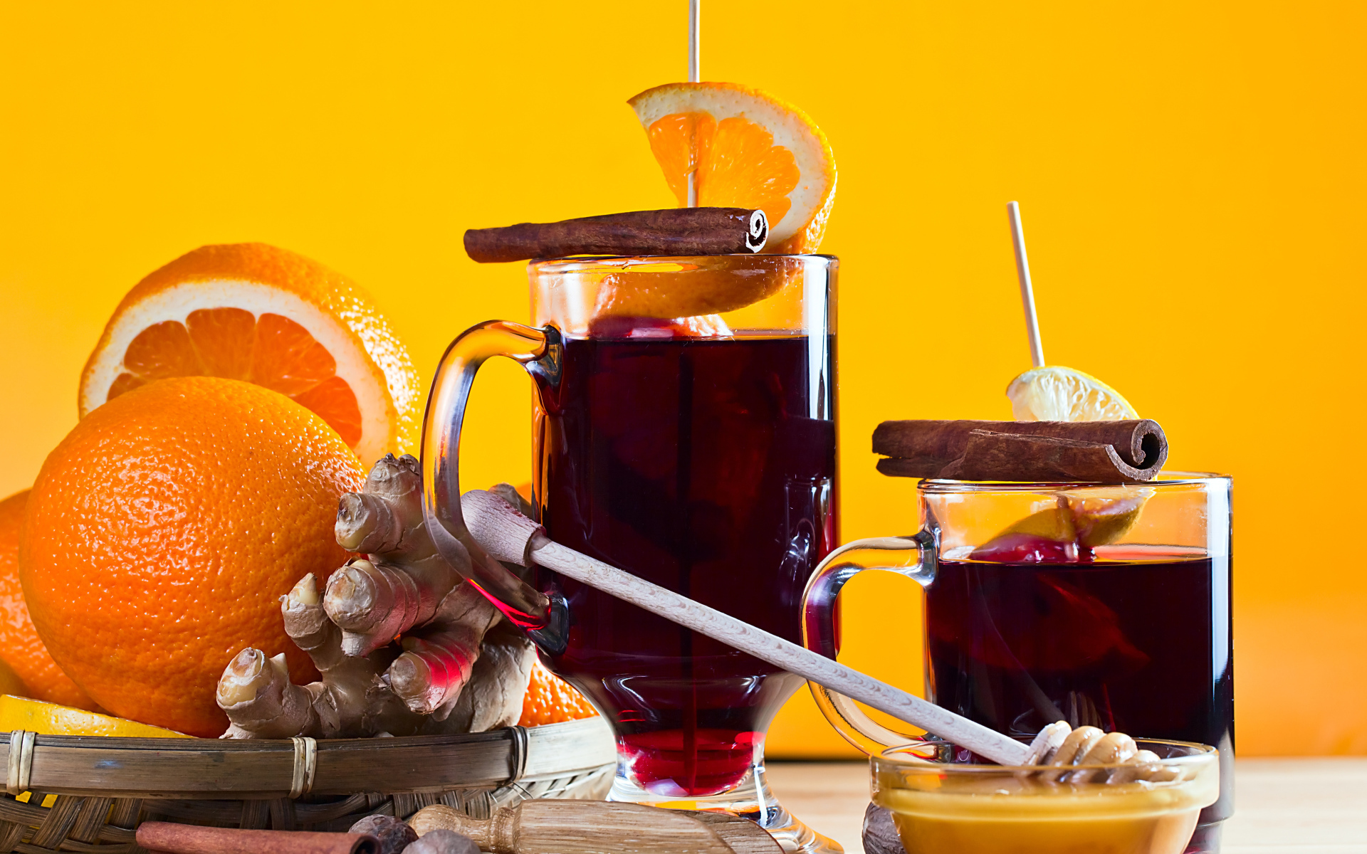 Глинтвейн на столе с имбирем, апельсино и специями