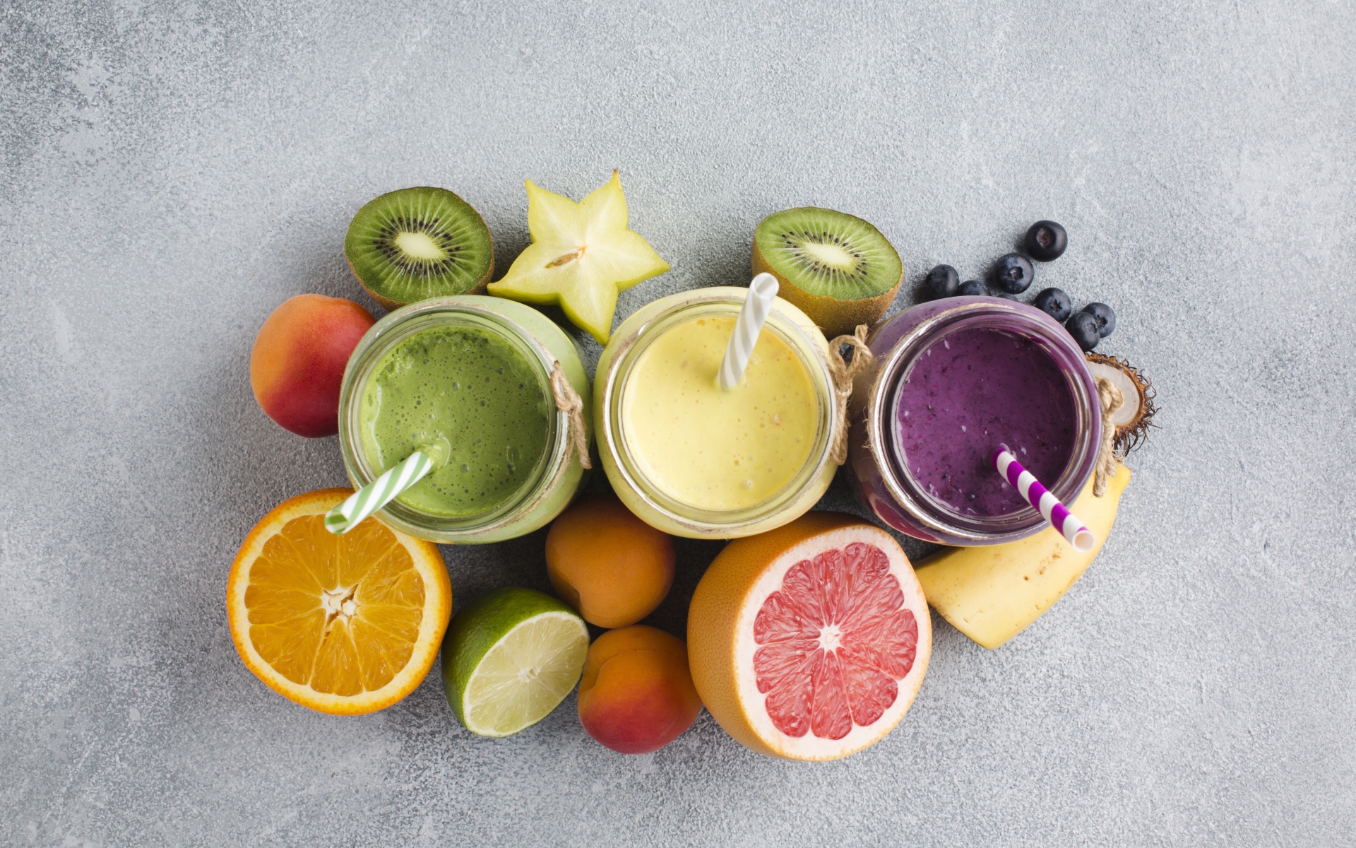 Смузи в банках на столе в ягодами и фруктами