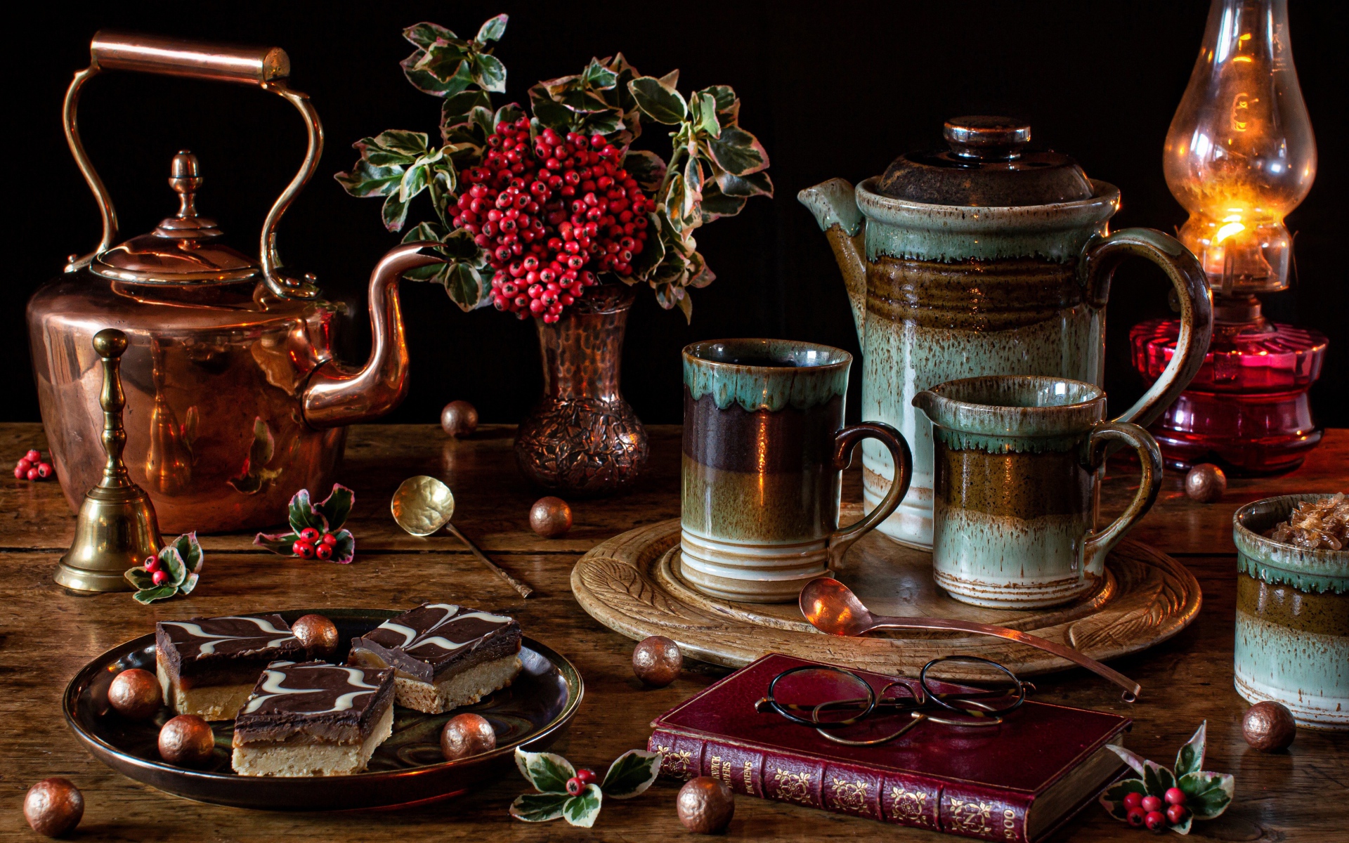 Стол на чаепитие с книгой и пирожными