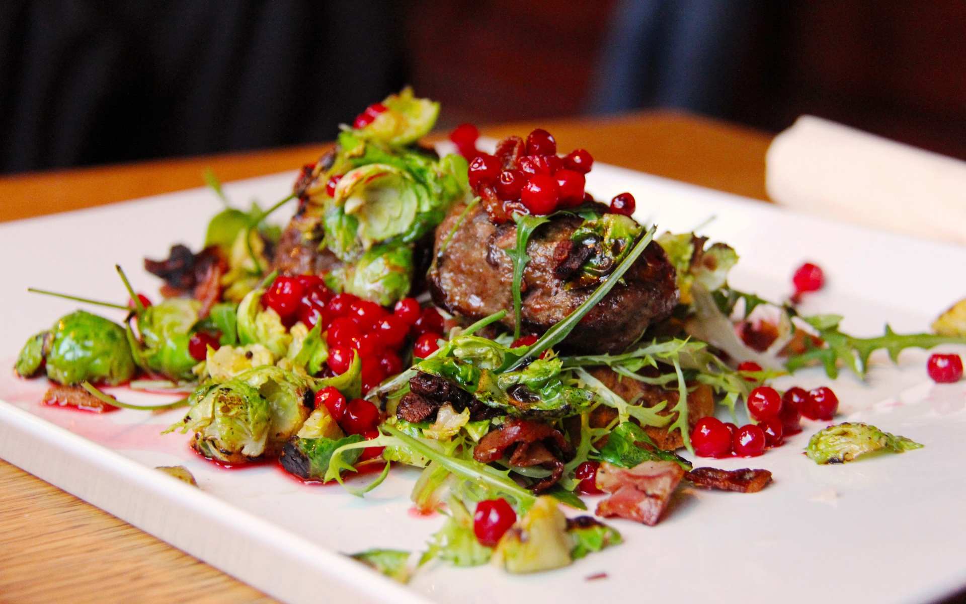 Кусок жареного мяса с салатом на тарелке