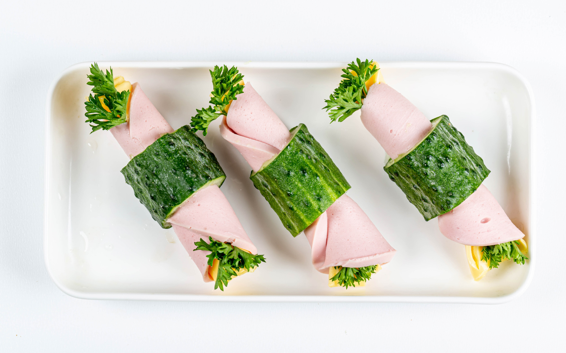 Рулетики из вареной колбасы с сыром  в огурцах 