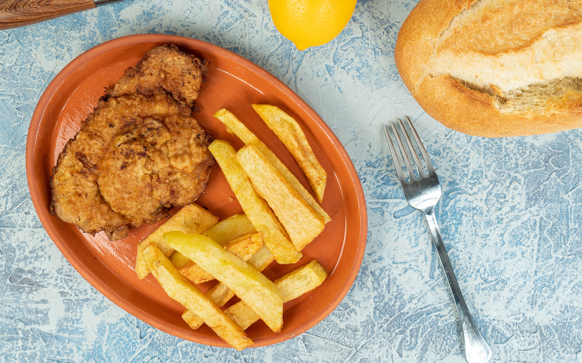 Отбивная с картофелем фри на тарелке 