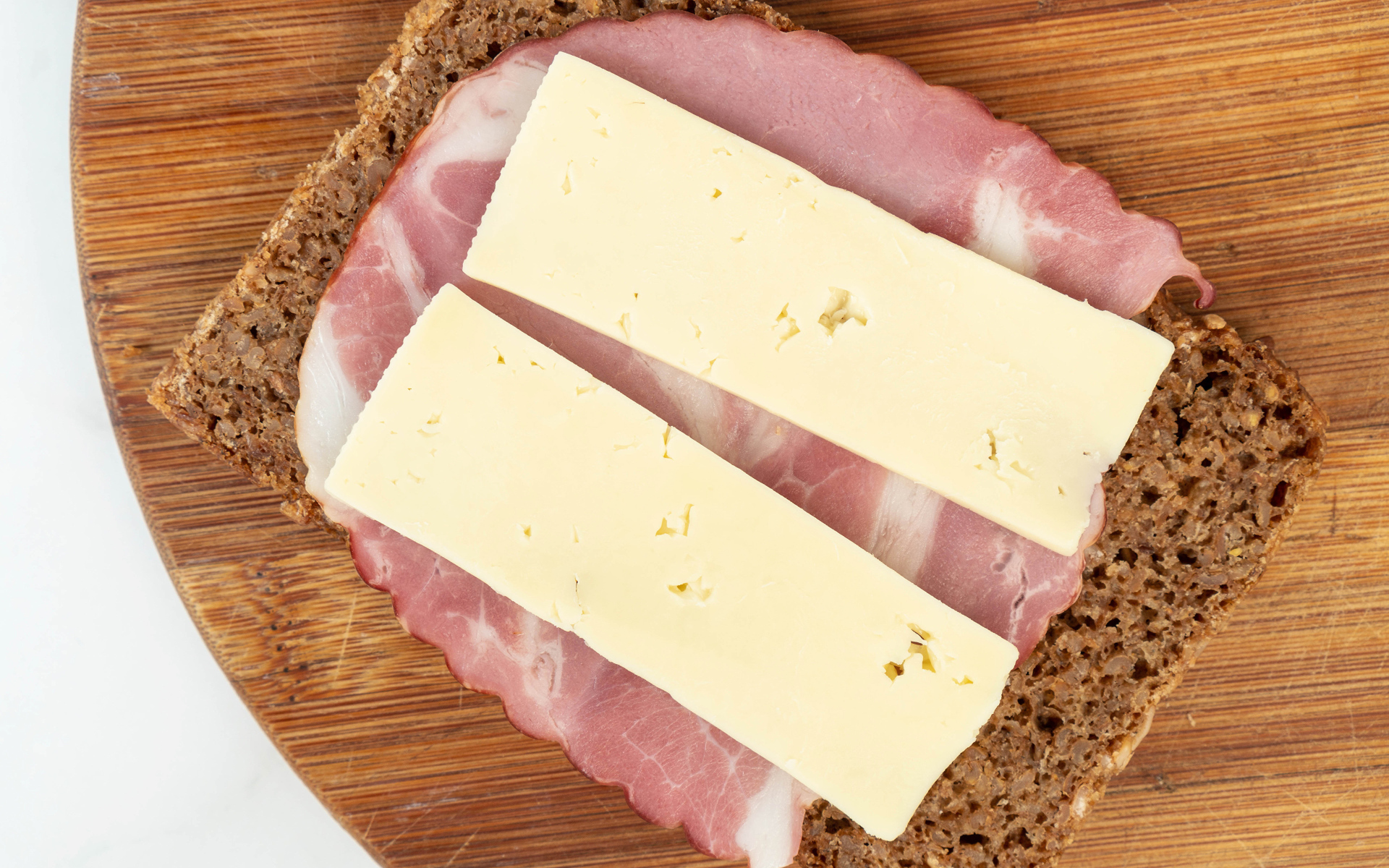 Бутерброд с ветчиной и сыром на доске 