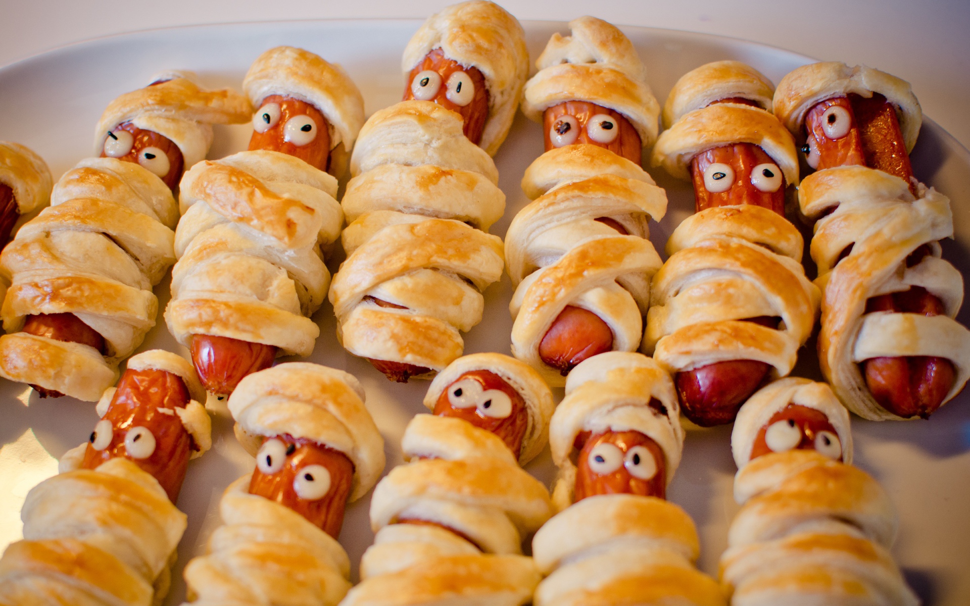 Сосиски в слоеном тесте на противне 